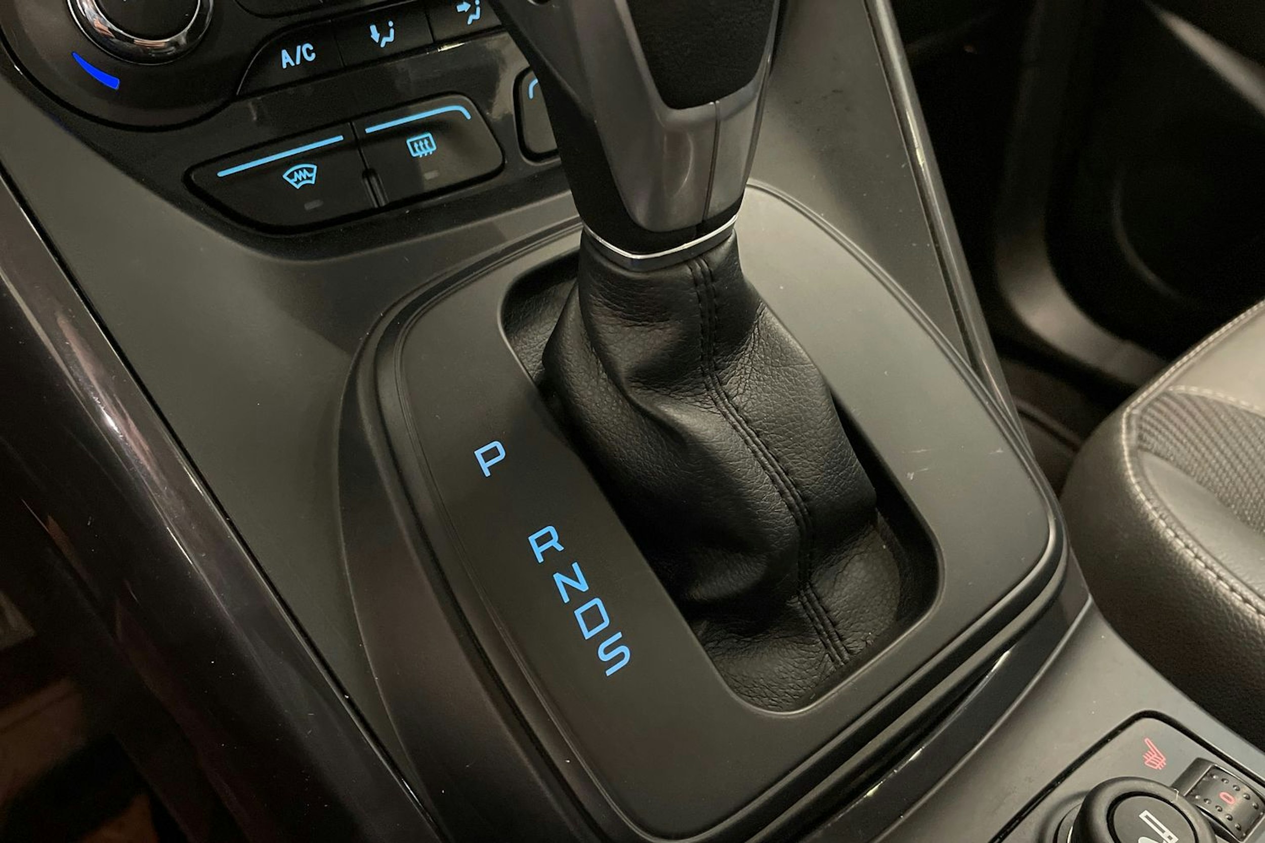 ruskea (beige) Ford Kuga 2014 kuva 24.