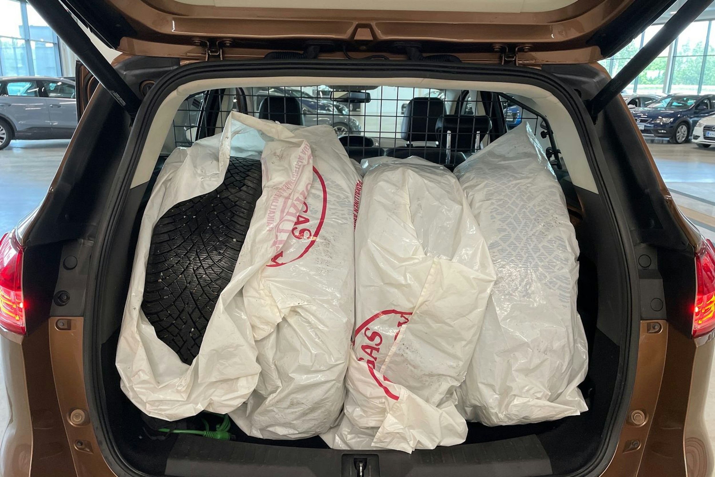 ruskea (beige) Ford Kuga 2014 kuva 30.