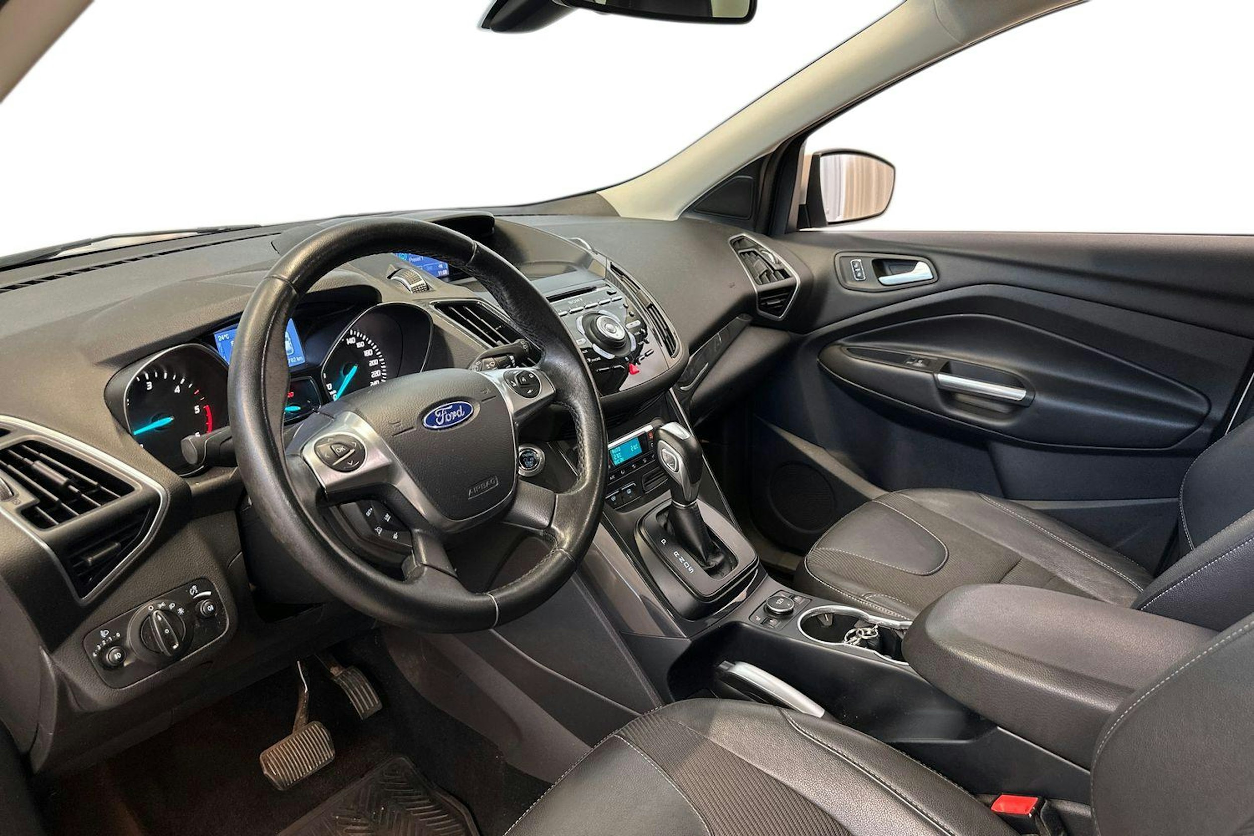 Valkoinen Ford Kuga 2014 kuva 7.