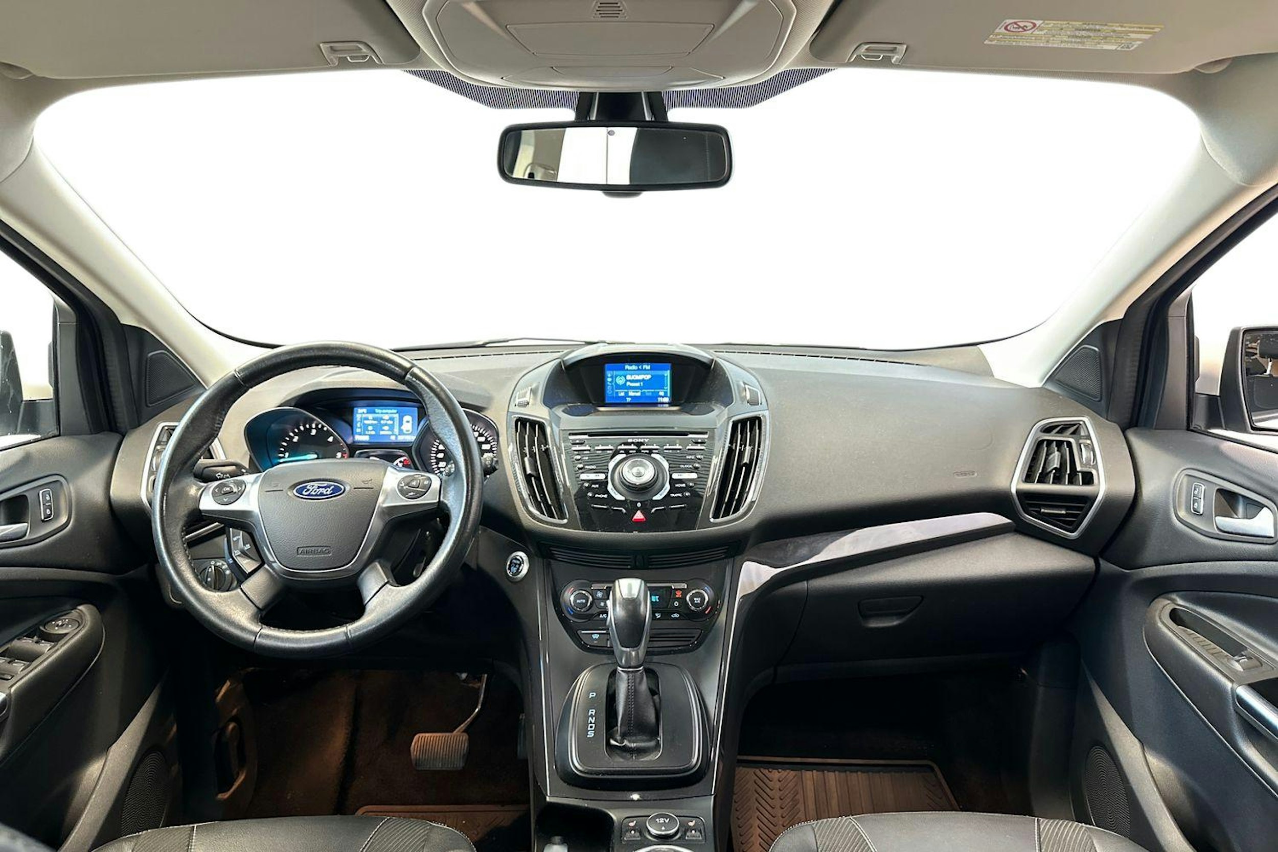 Valkoinen Ford Kuga 2014 kuva 9.