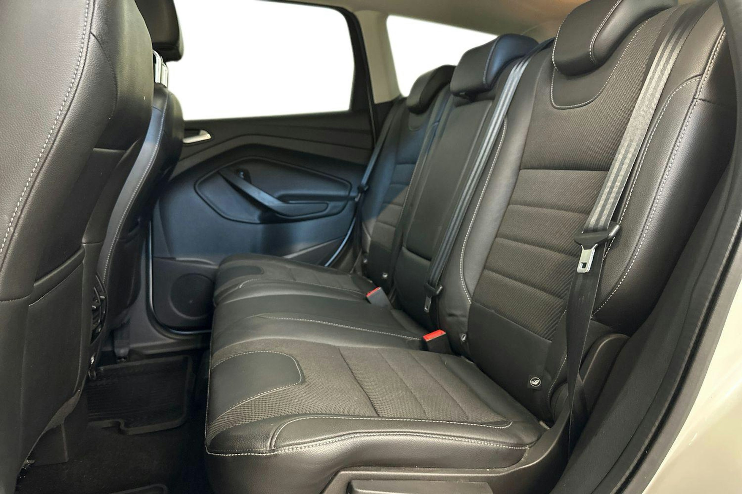 Valkoinen Ford Kuga 2014 kuva 10.