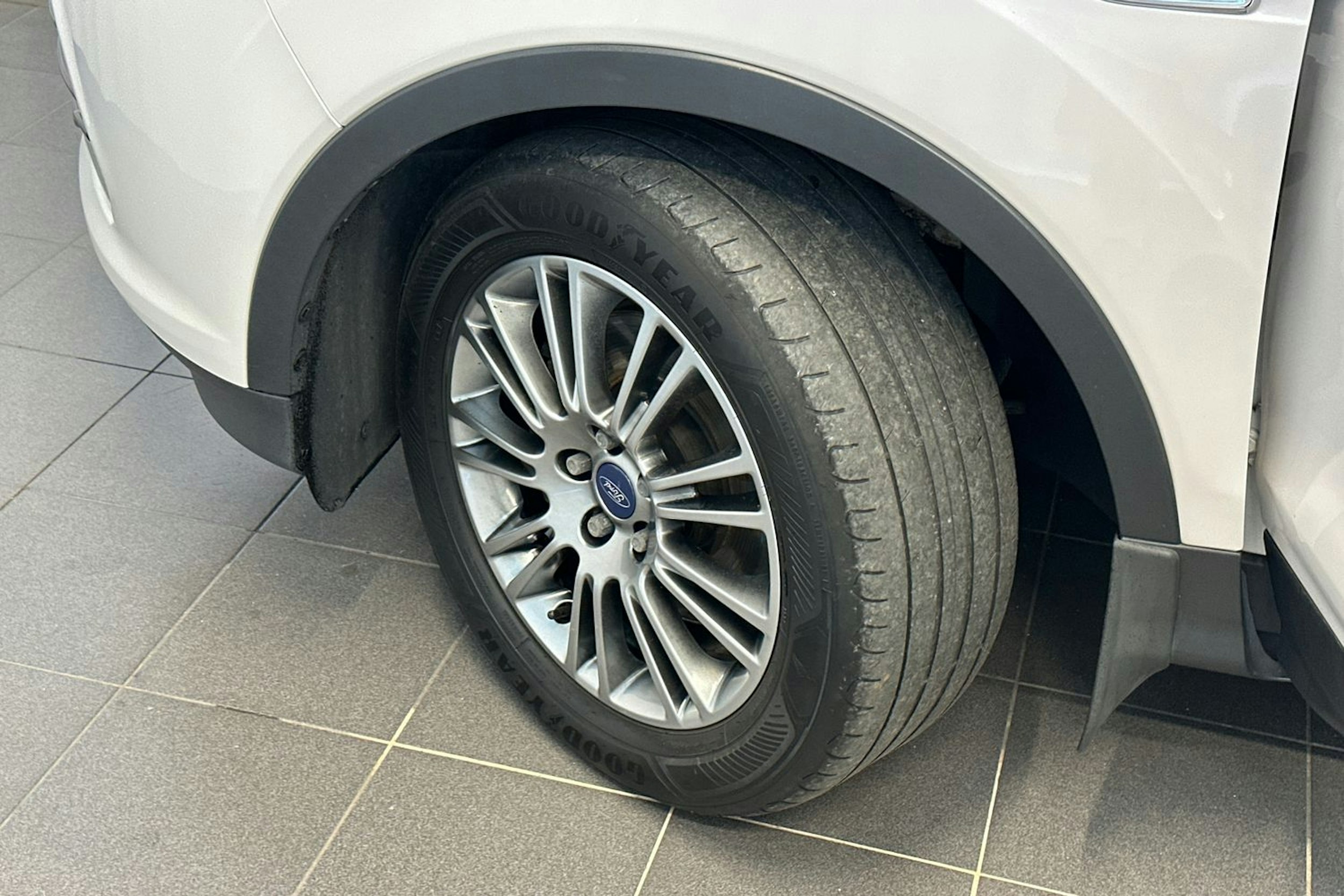 Valkoinen Ford Kuga 2014 kuva 13.