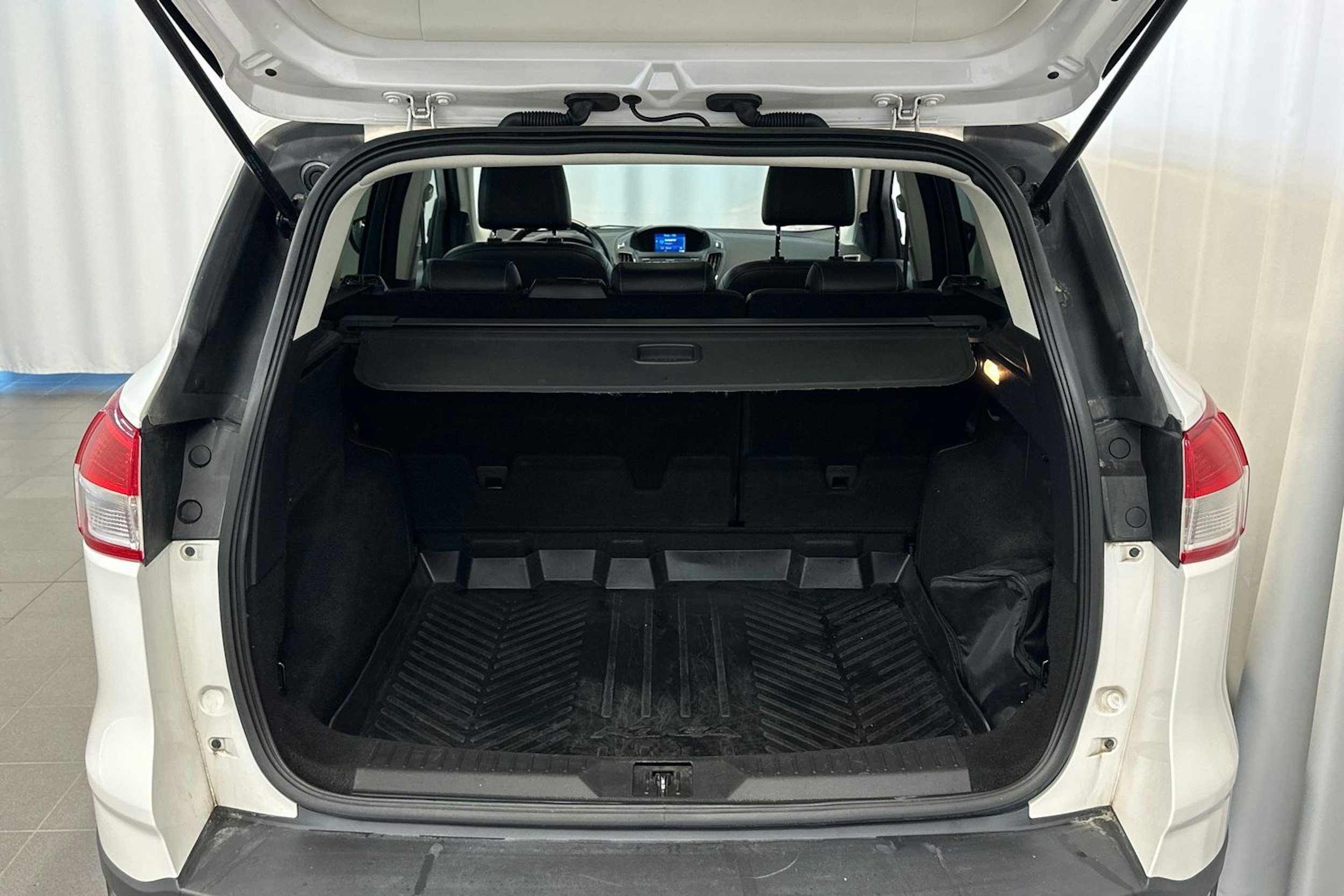 Valkoinen Ford Kuga 2014 kuva 16.