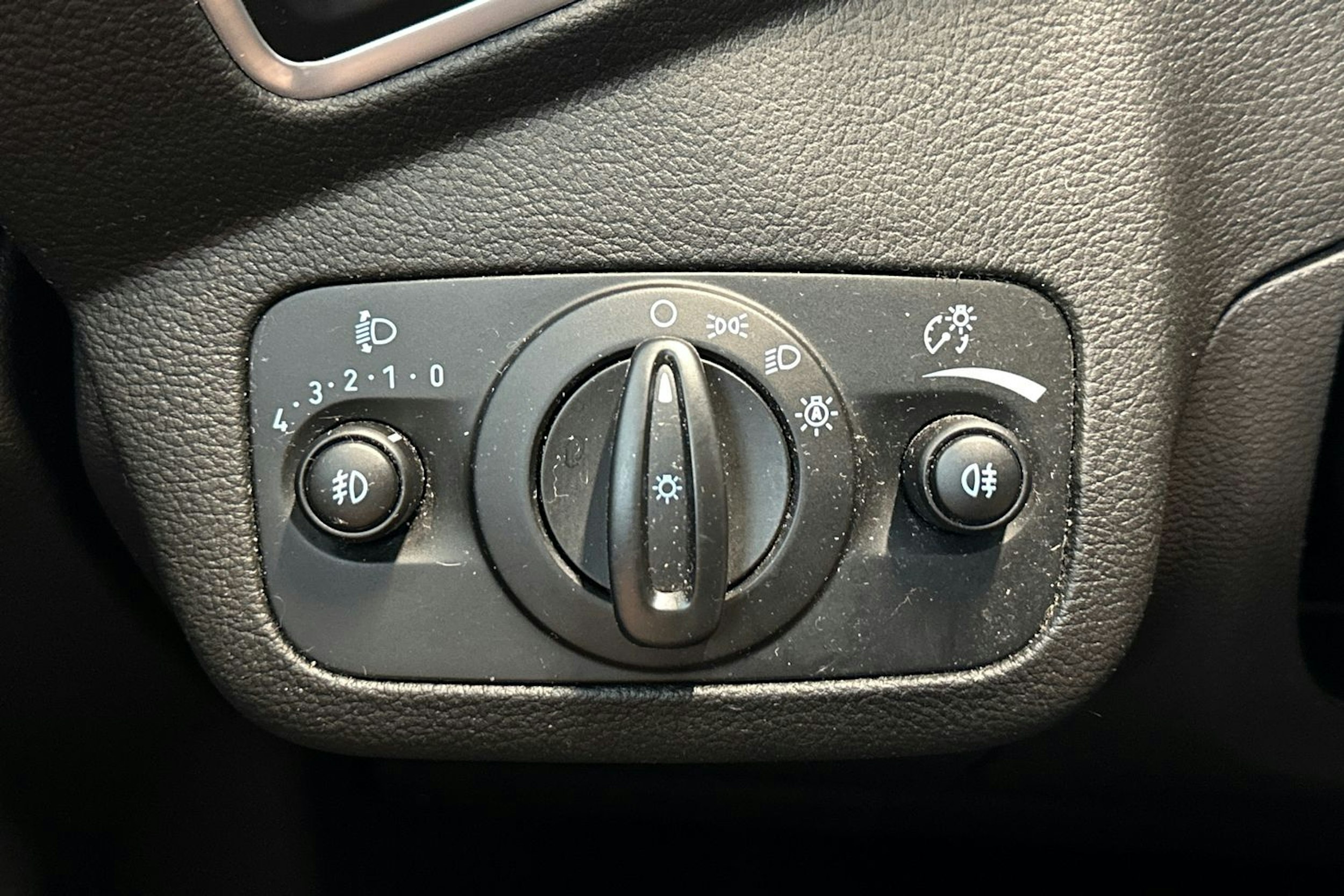 Valkoinen Ford Kuga 2014 kuva 18.