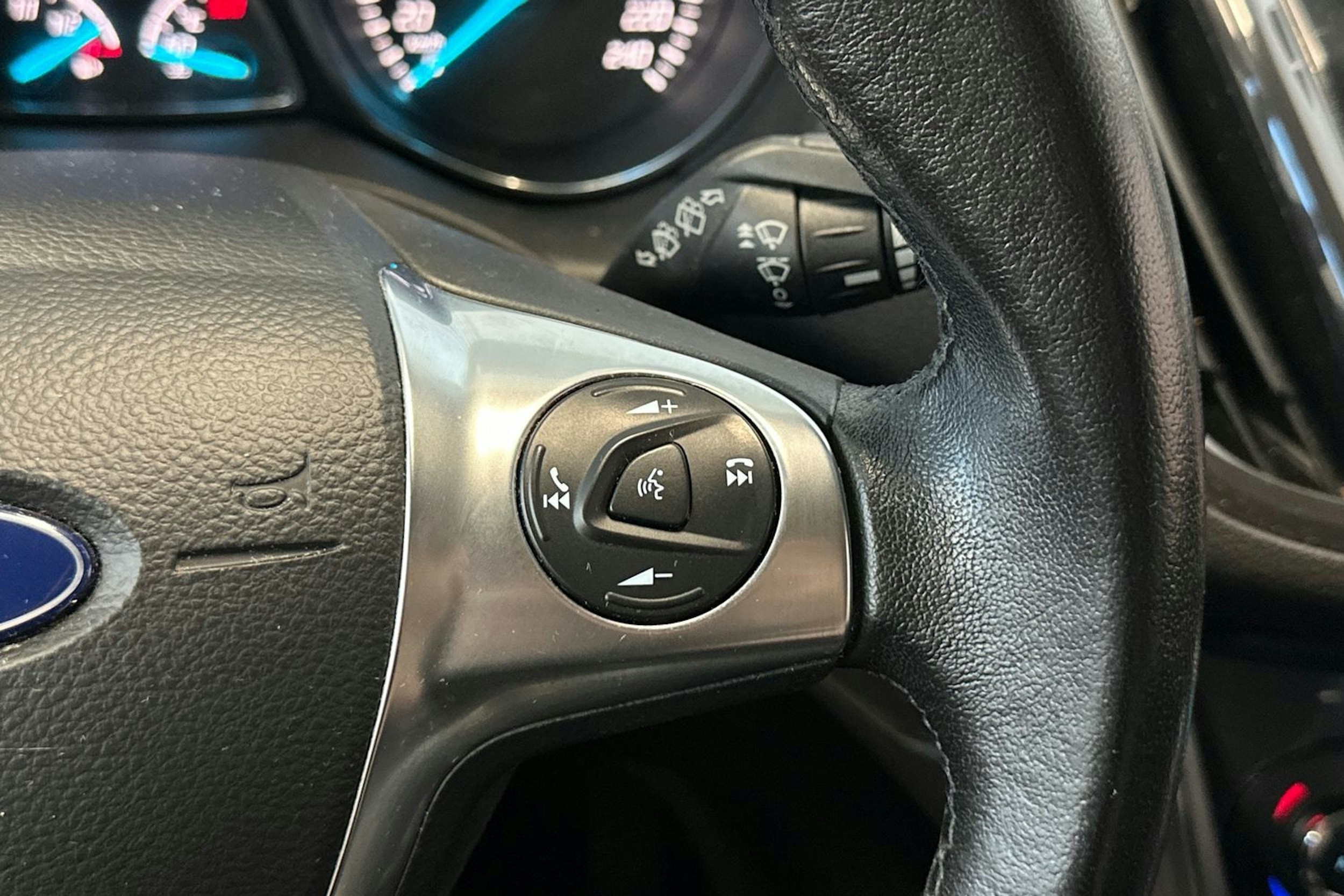 Valkoinen Ford Kuga 2014 kuva 20.