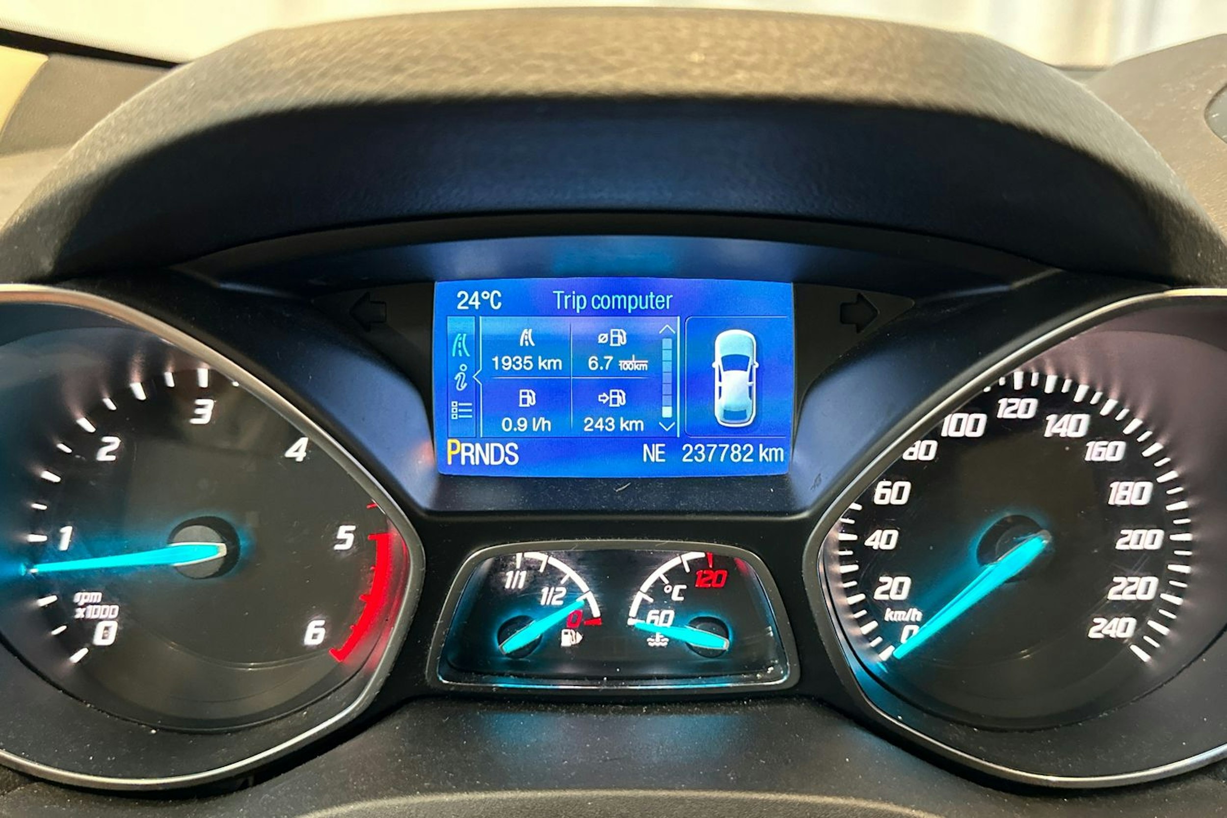 Valkoinen Ford Kuga 2014 kuva 21.