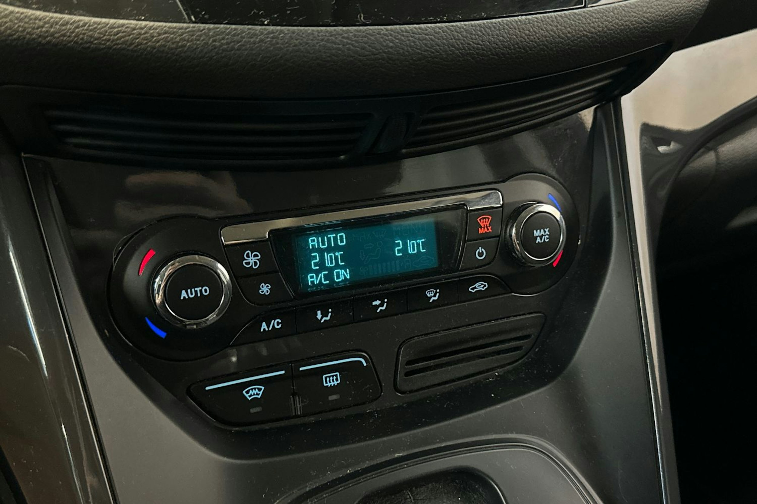 Valkoinen Ford Kuga 2014 kuva 23.