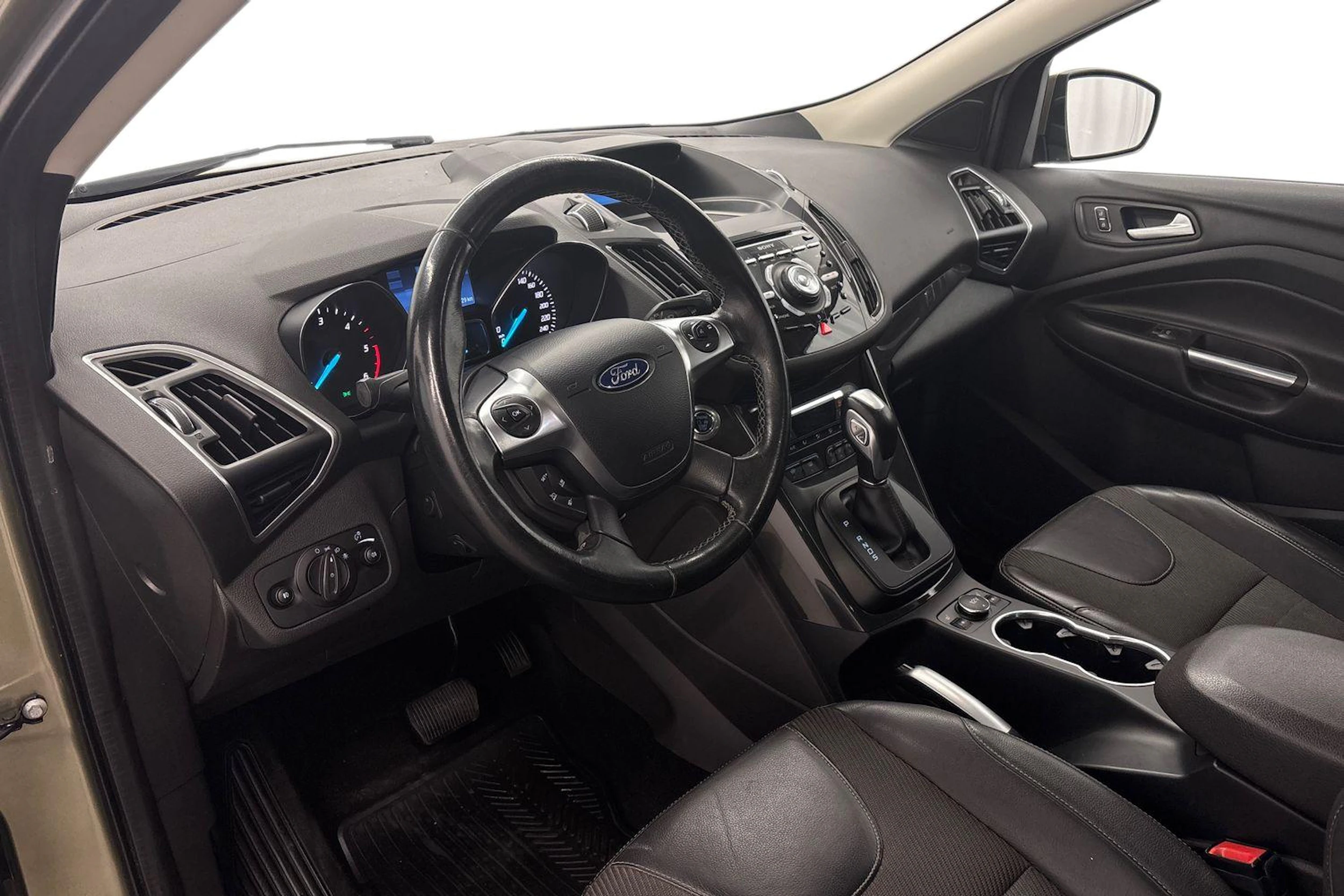 vihreä Ford Kuga 2015 kuva 8.