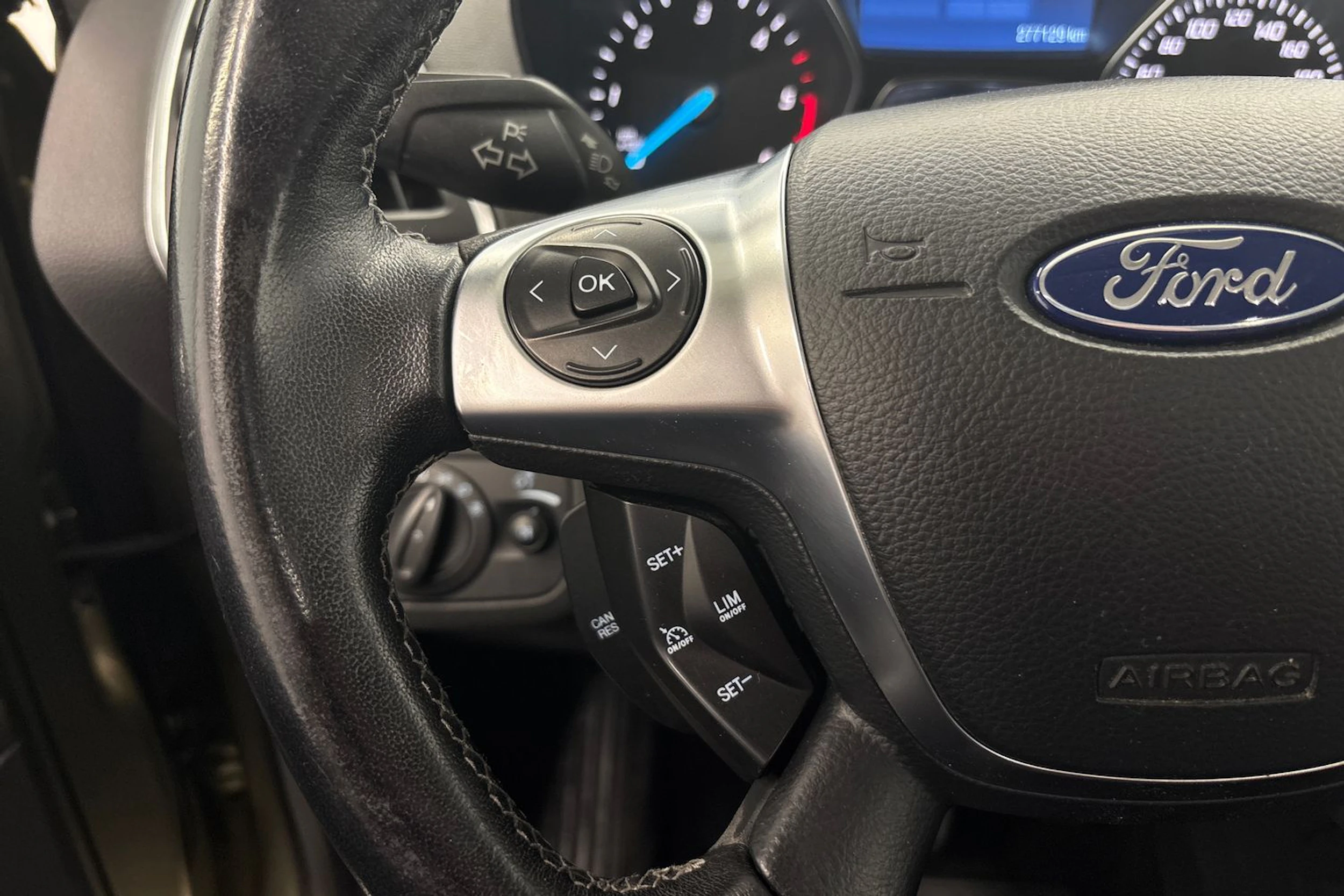 vihreä Ford Kuga 2015 kuva 15.