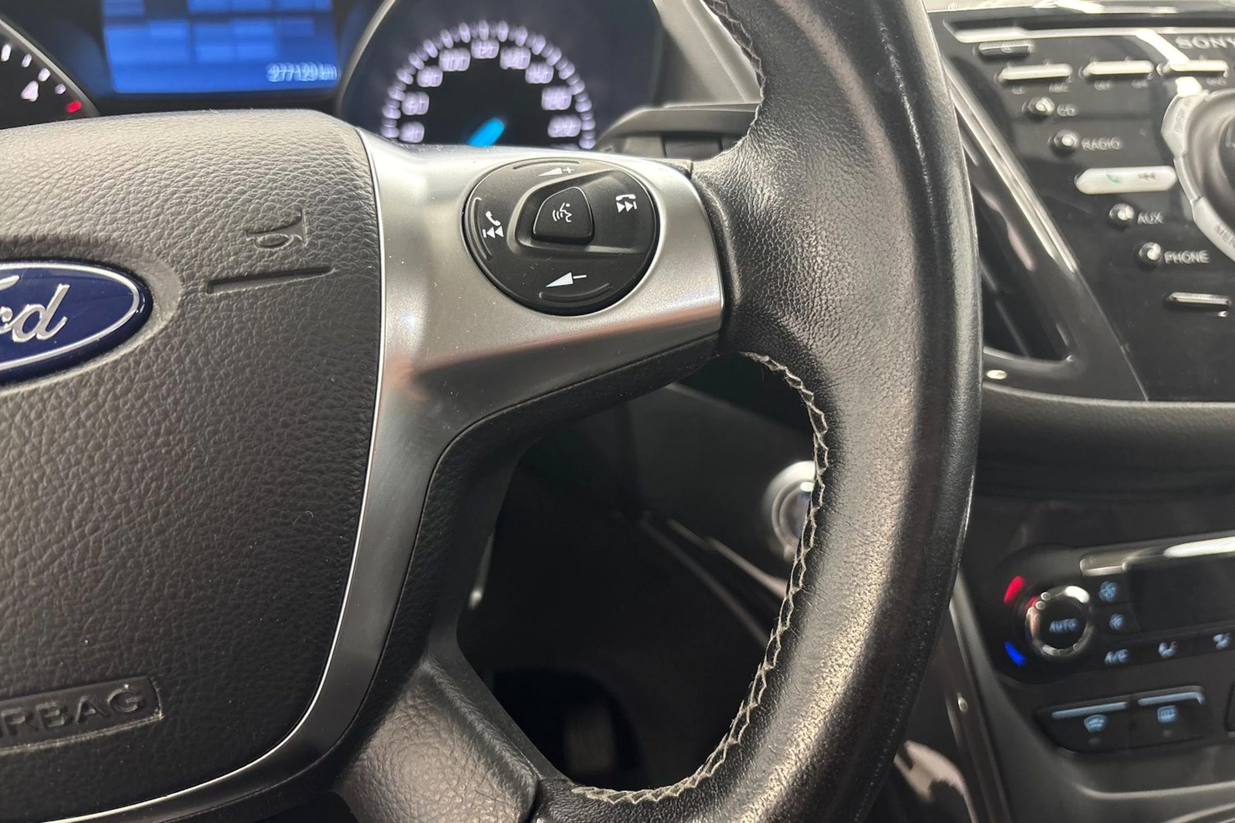 vihreä Ford Kuga 2015 kuva 16.