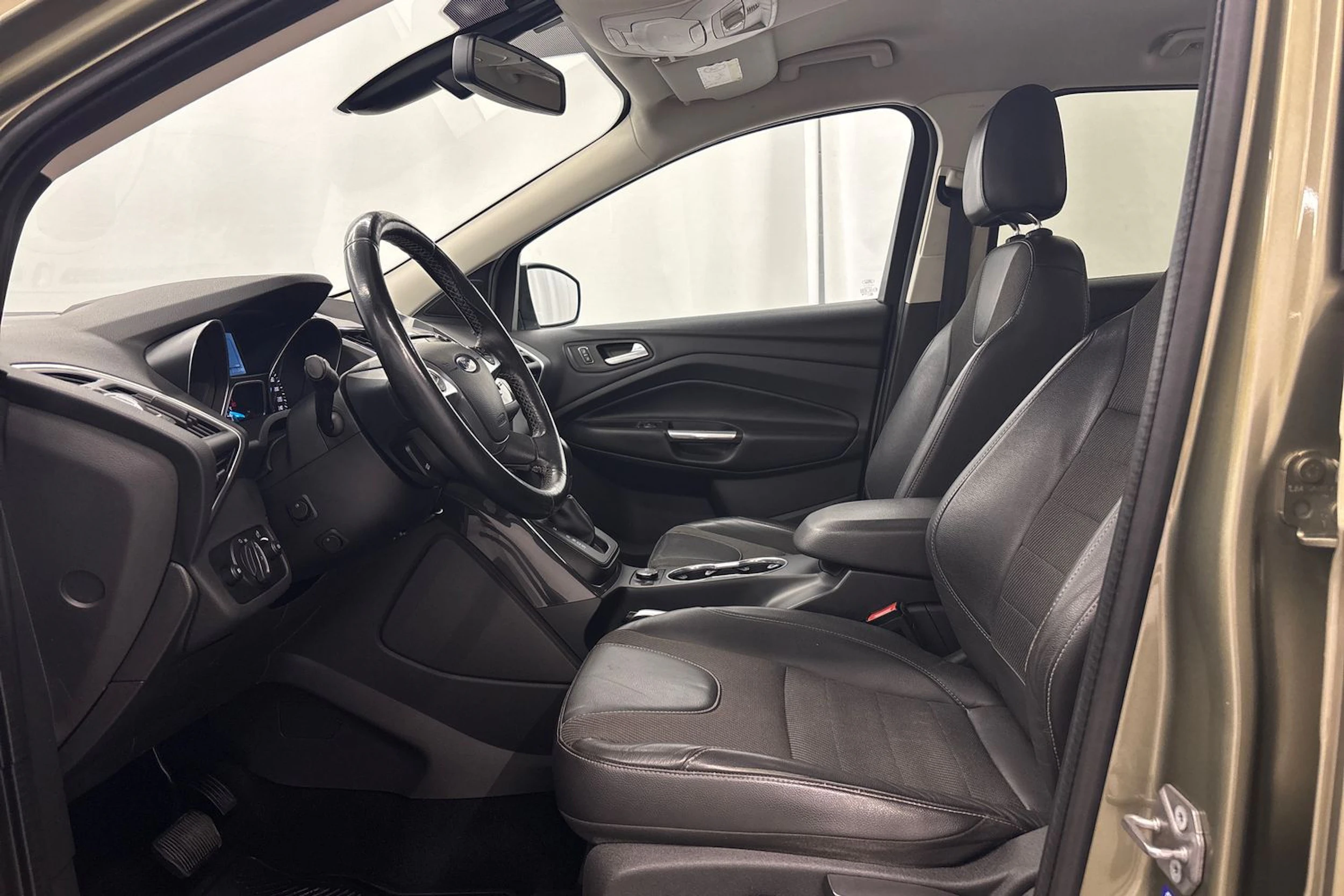 vihreä Ford Kuga 2015 kuva 19.