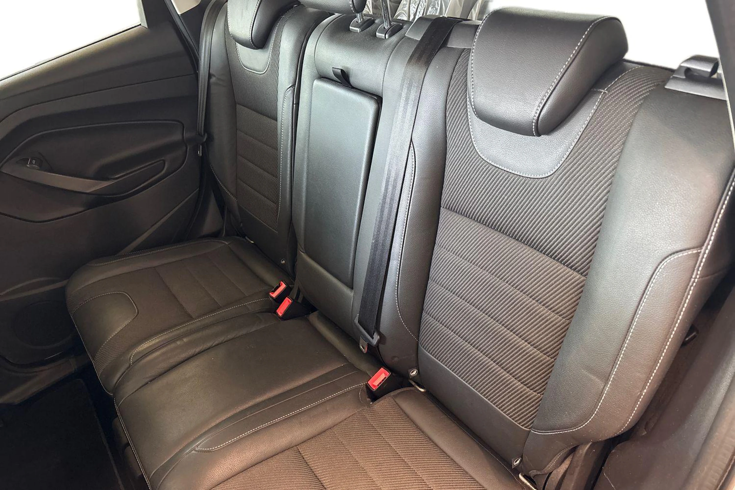 Harmaa Ford Kuga 2015 kuva 8.