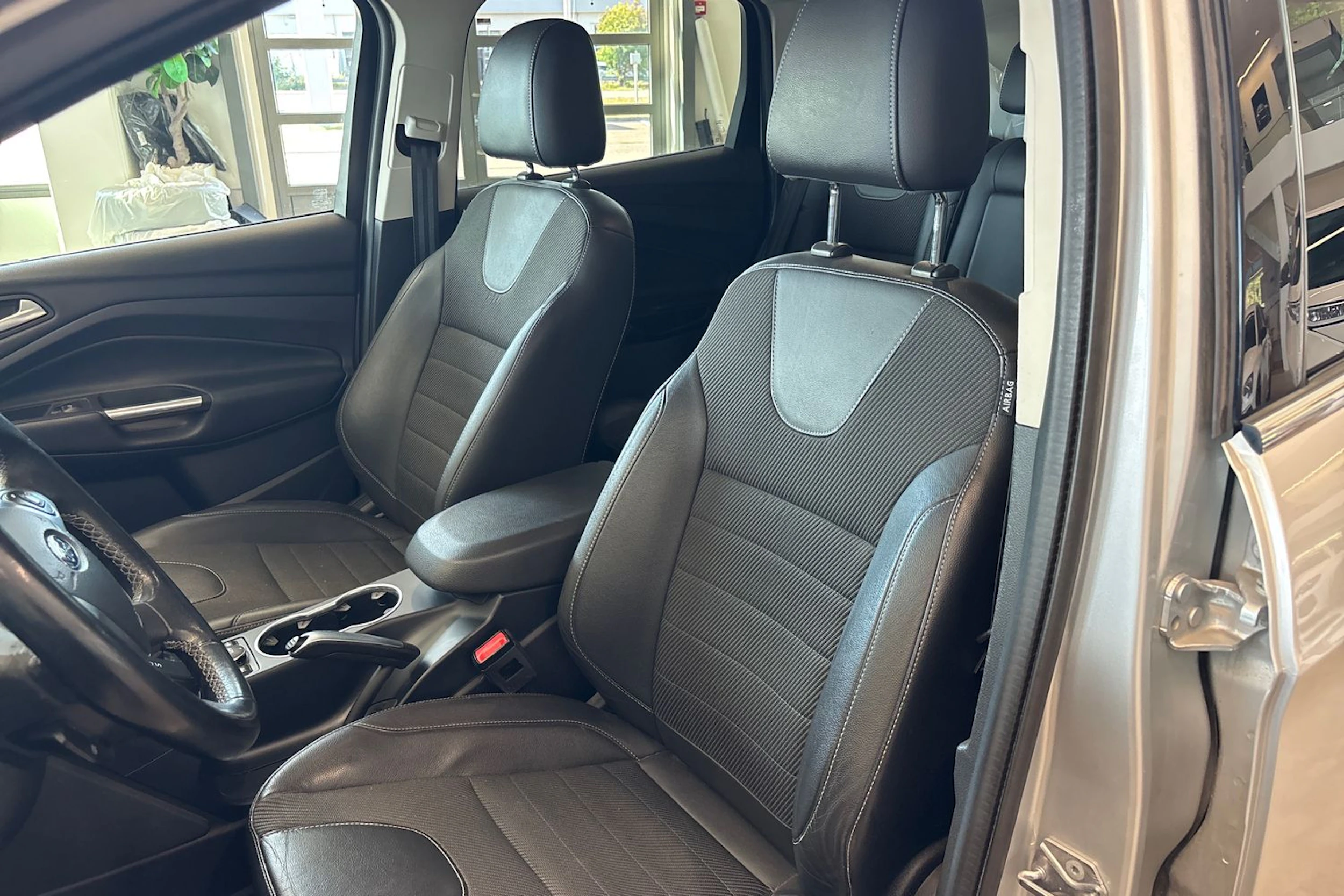 Harmaa Ford Kuga 2015 kuva 19.