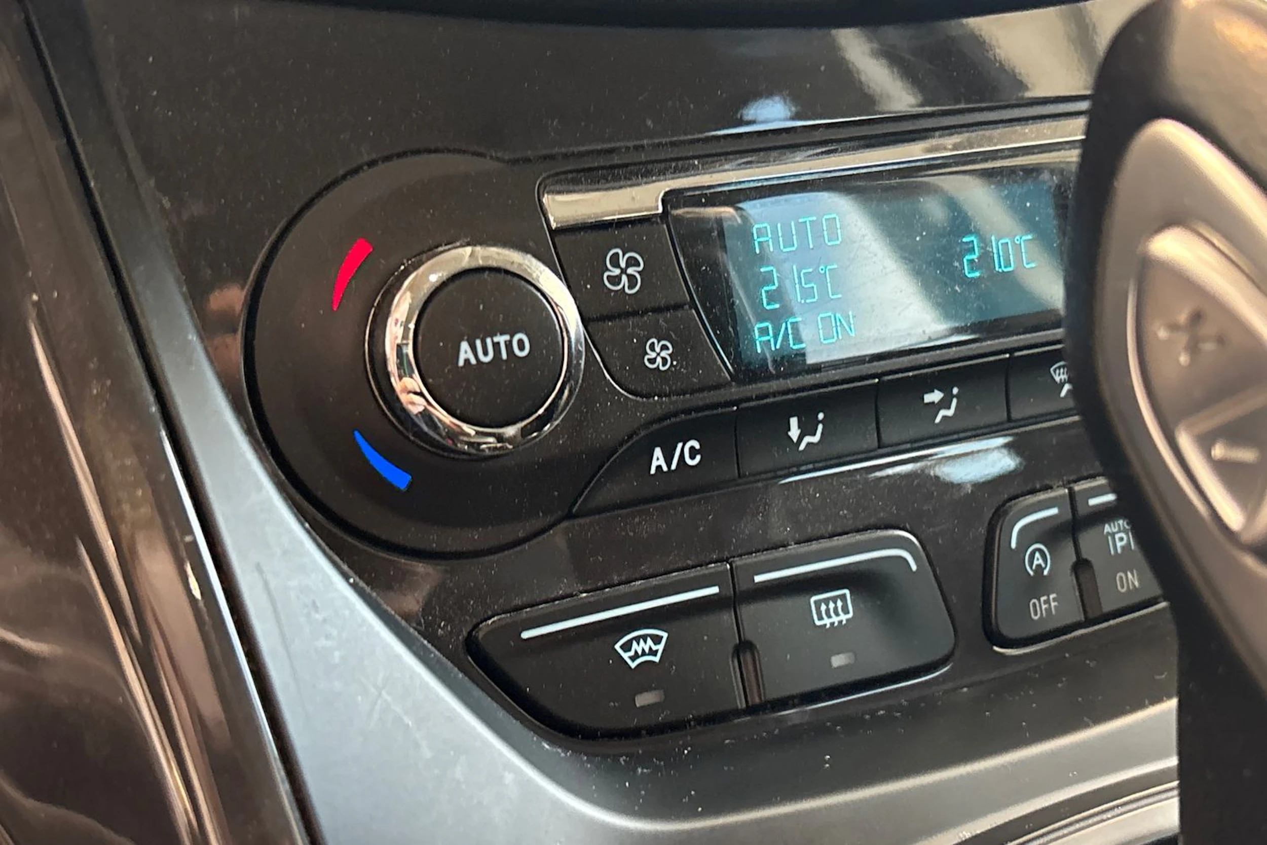 Harmaa Ford Kuga 2015 kuva 24.
