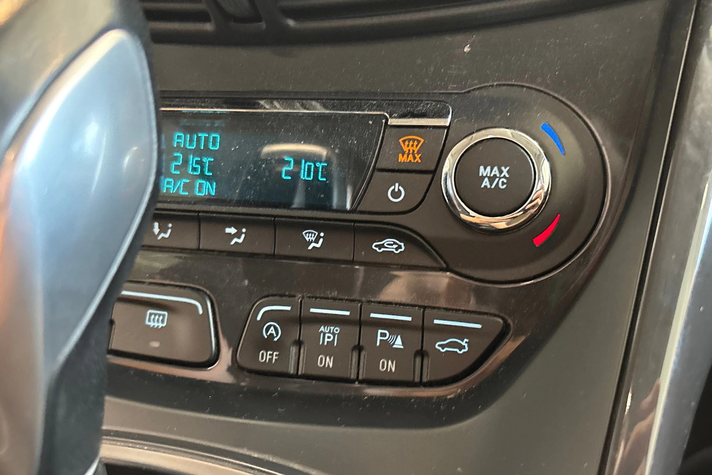 Harmaa Ford Kuga 2015 kuva 25.