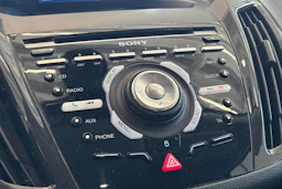 Harmaa Ford Kuga 2015 kuva 26.