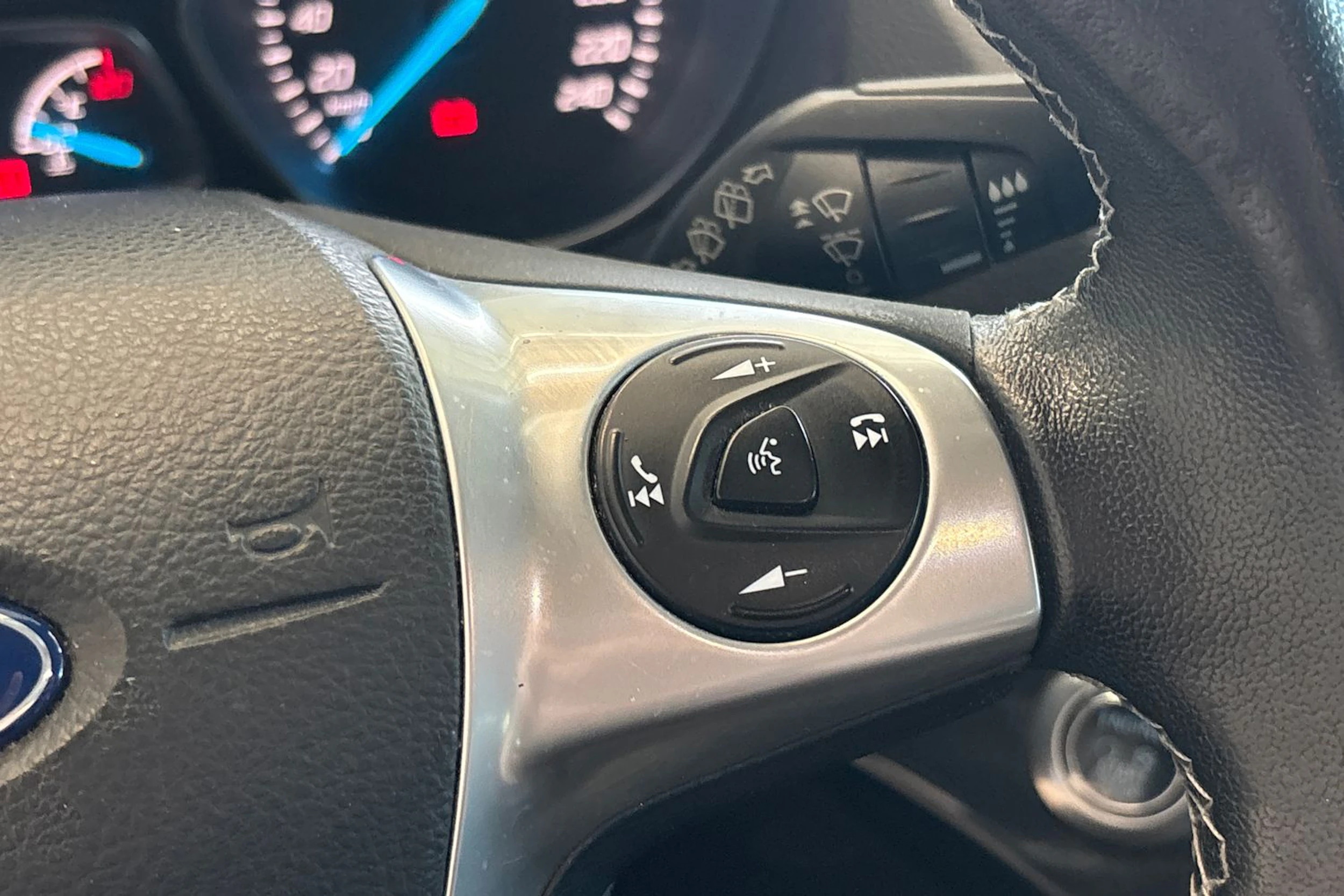 Harmaa Ford Kuga 2015 kuva 27.
