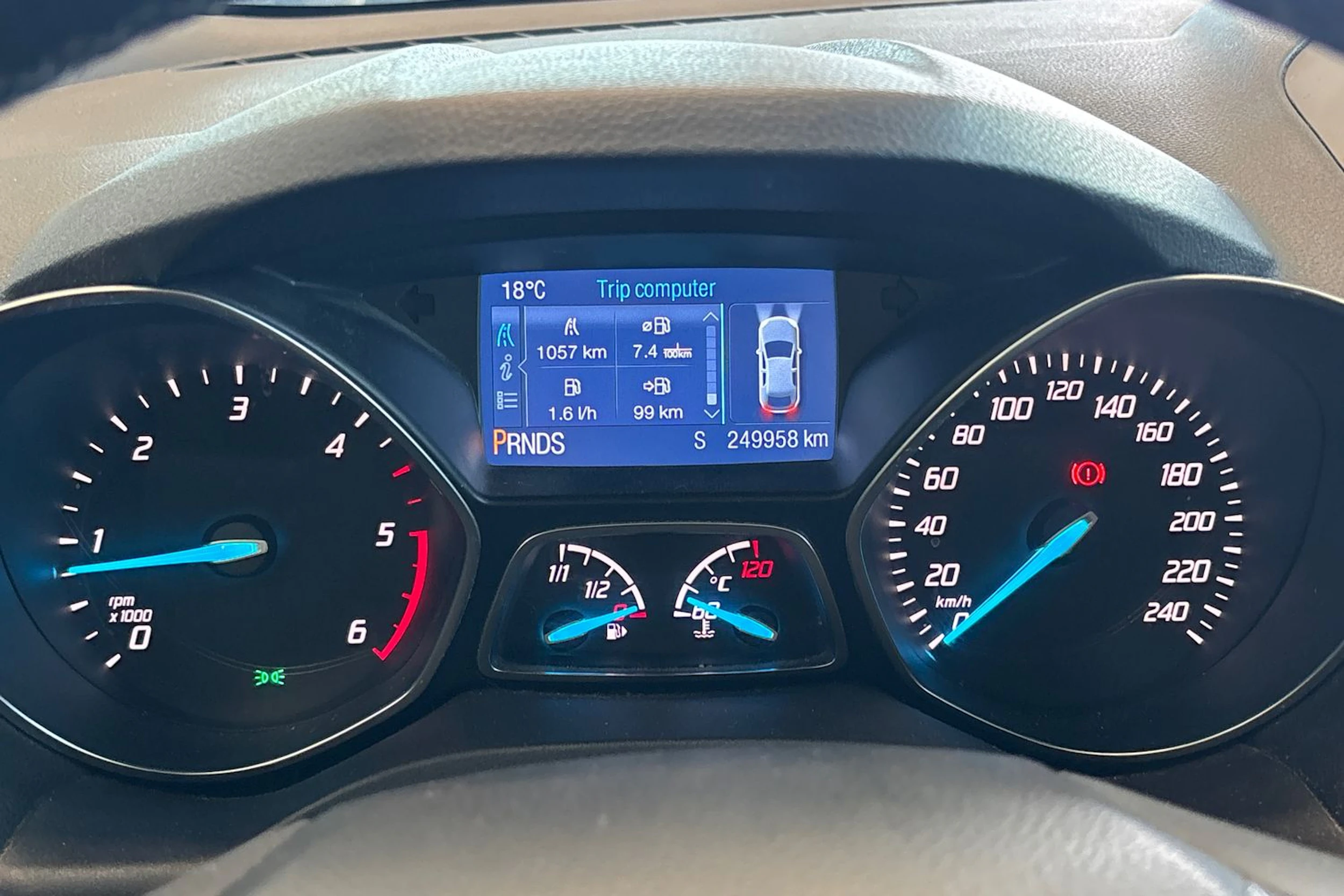 Harmaa Ford Kuga 2015 kuva 32.