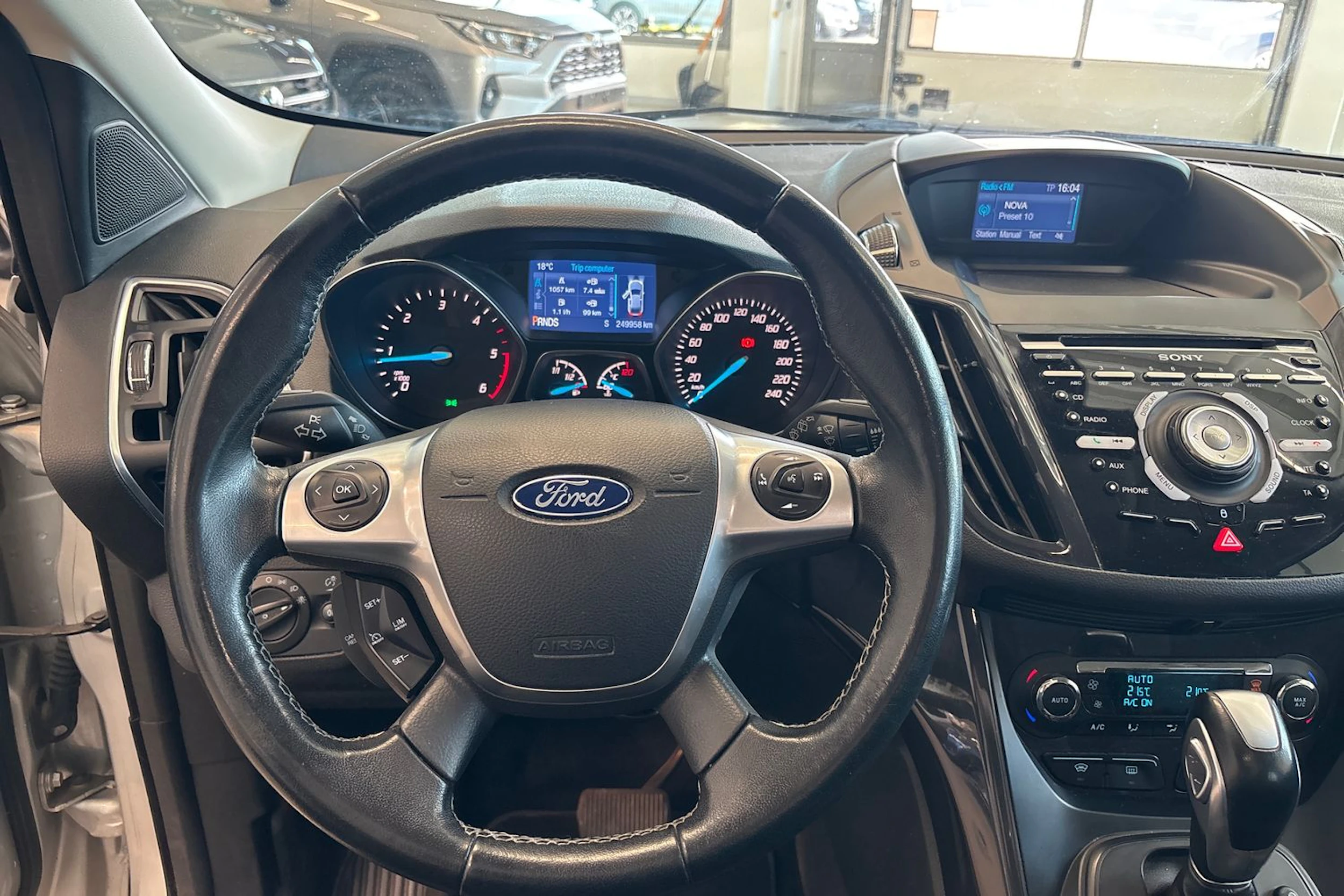 Harmaa Ford Kuga 2015 kuva 34.