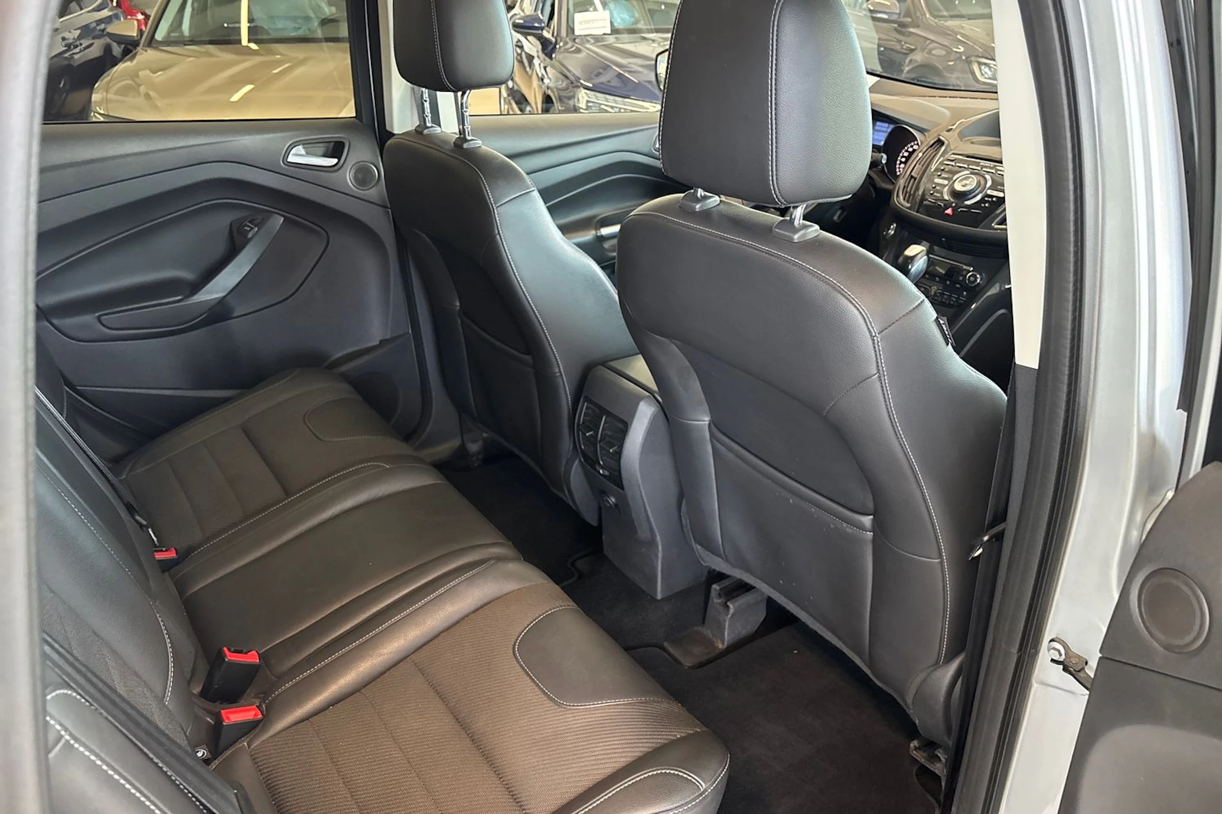 Harmaa Ford Kuga 2015 kuva 35.