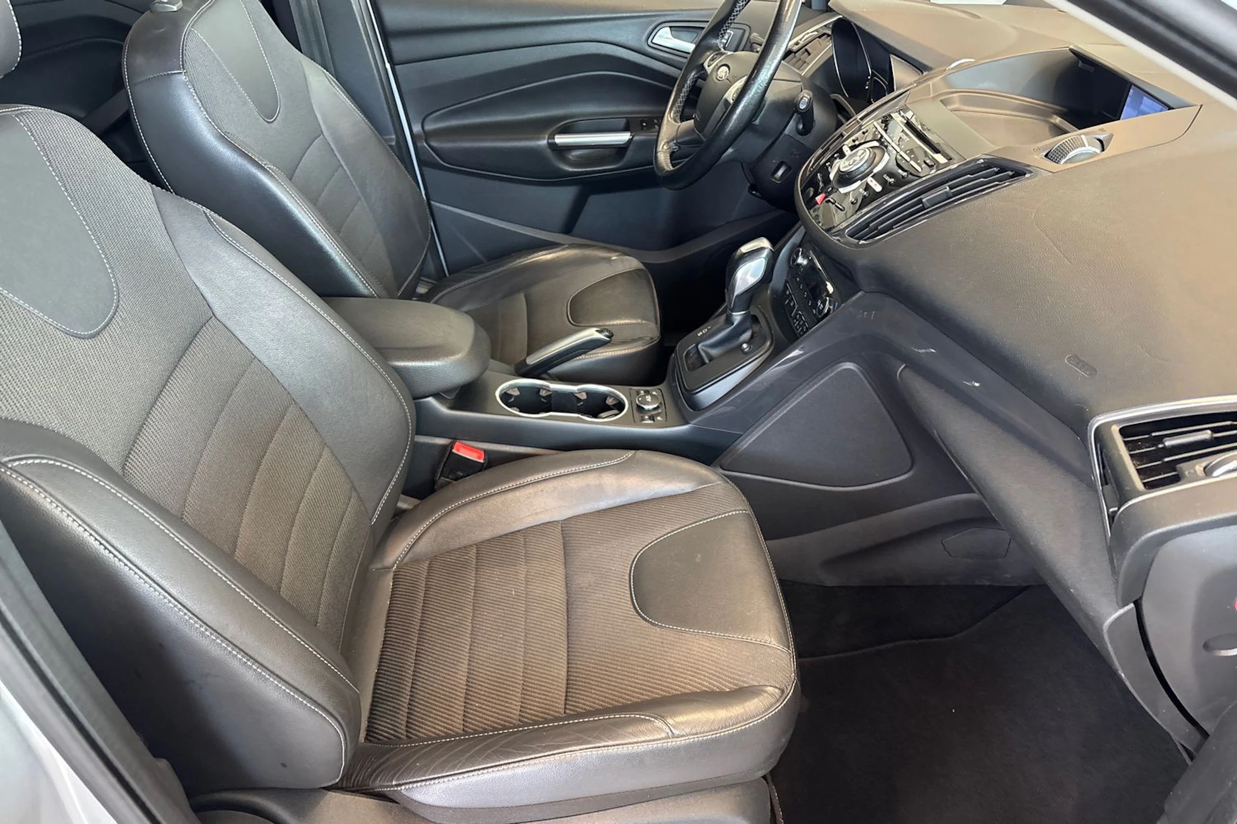 Harmaa Ford Kuga 2015 kuva 36.