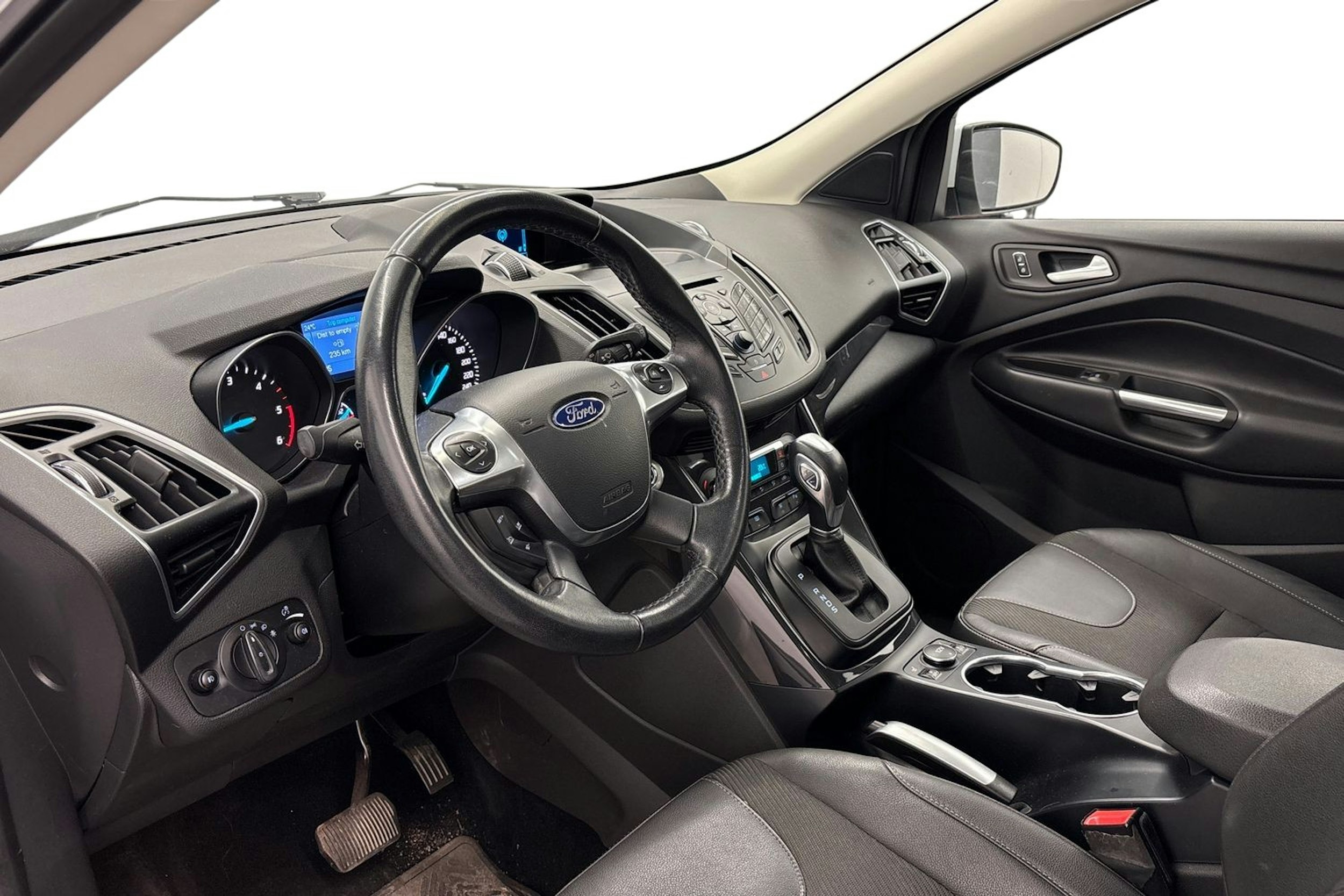 valkoinen Ford Kuga 2015 kuva 3.