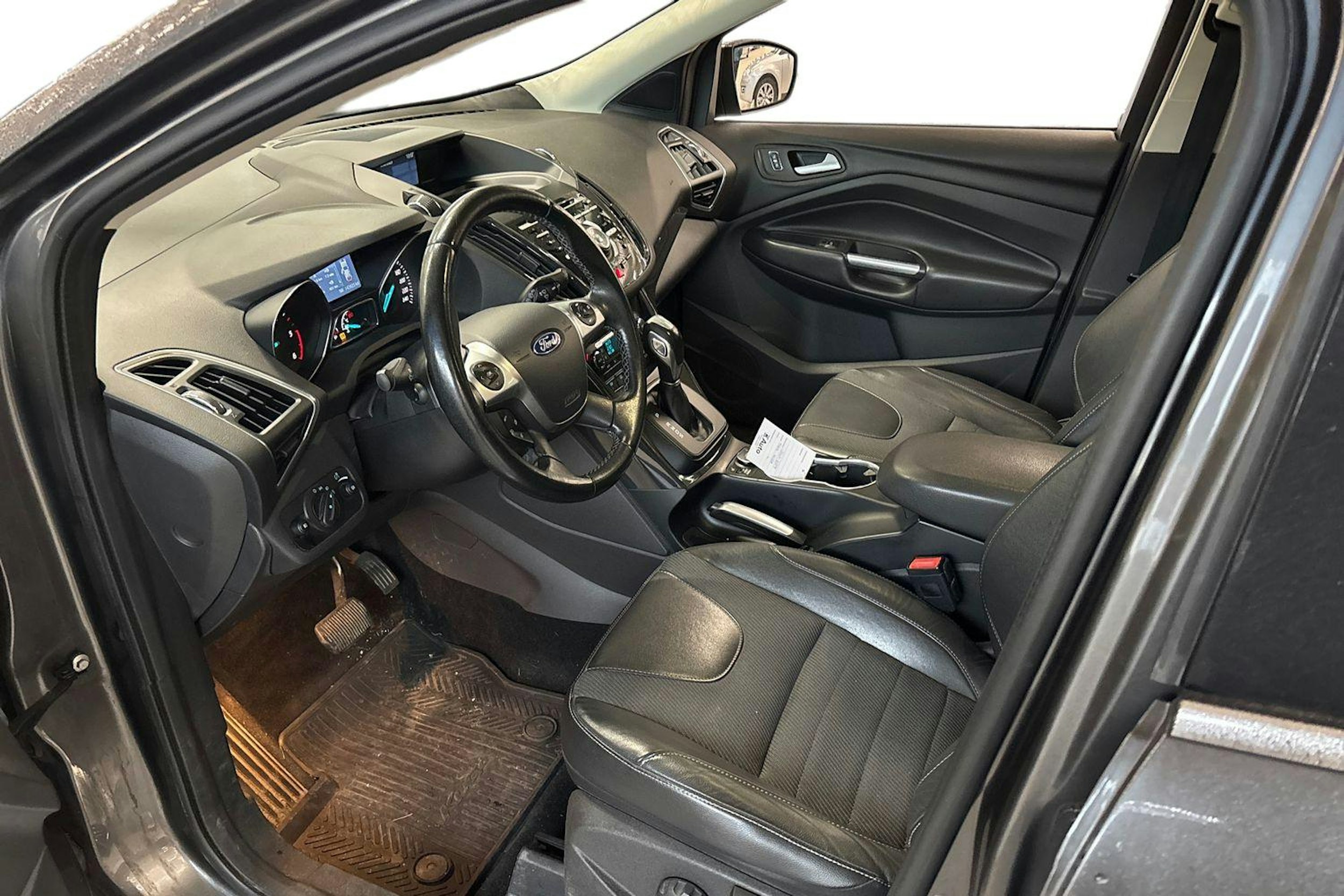 Harmaa Ford Kuga 2015 kuva 3.