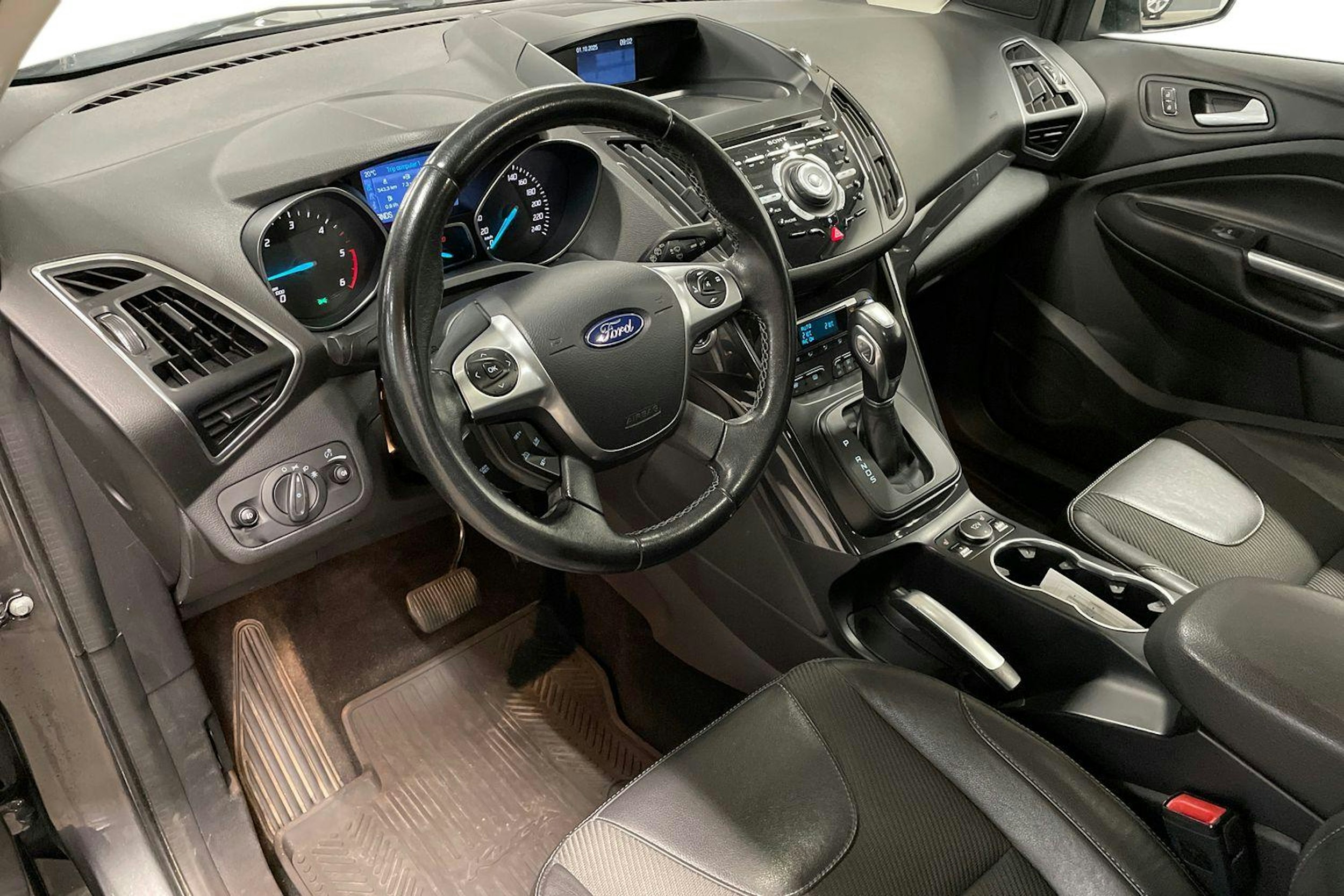 Harmaa Ford Kuga 2015 kuva 7.
