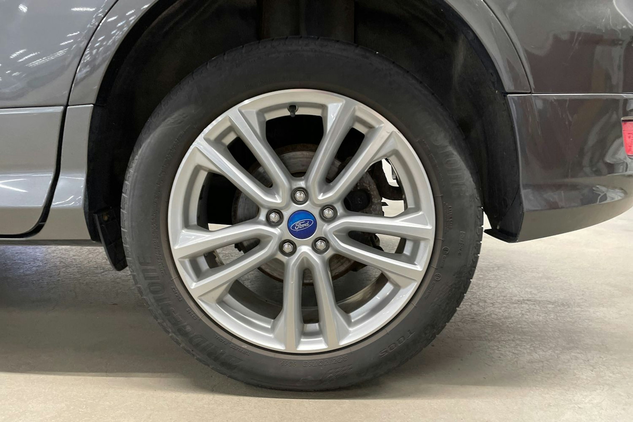 Harmaa Ford Kuga 2015 kuva 11.