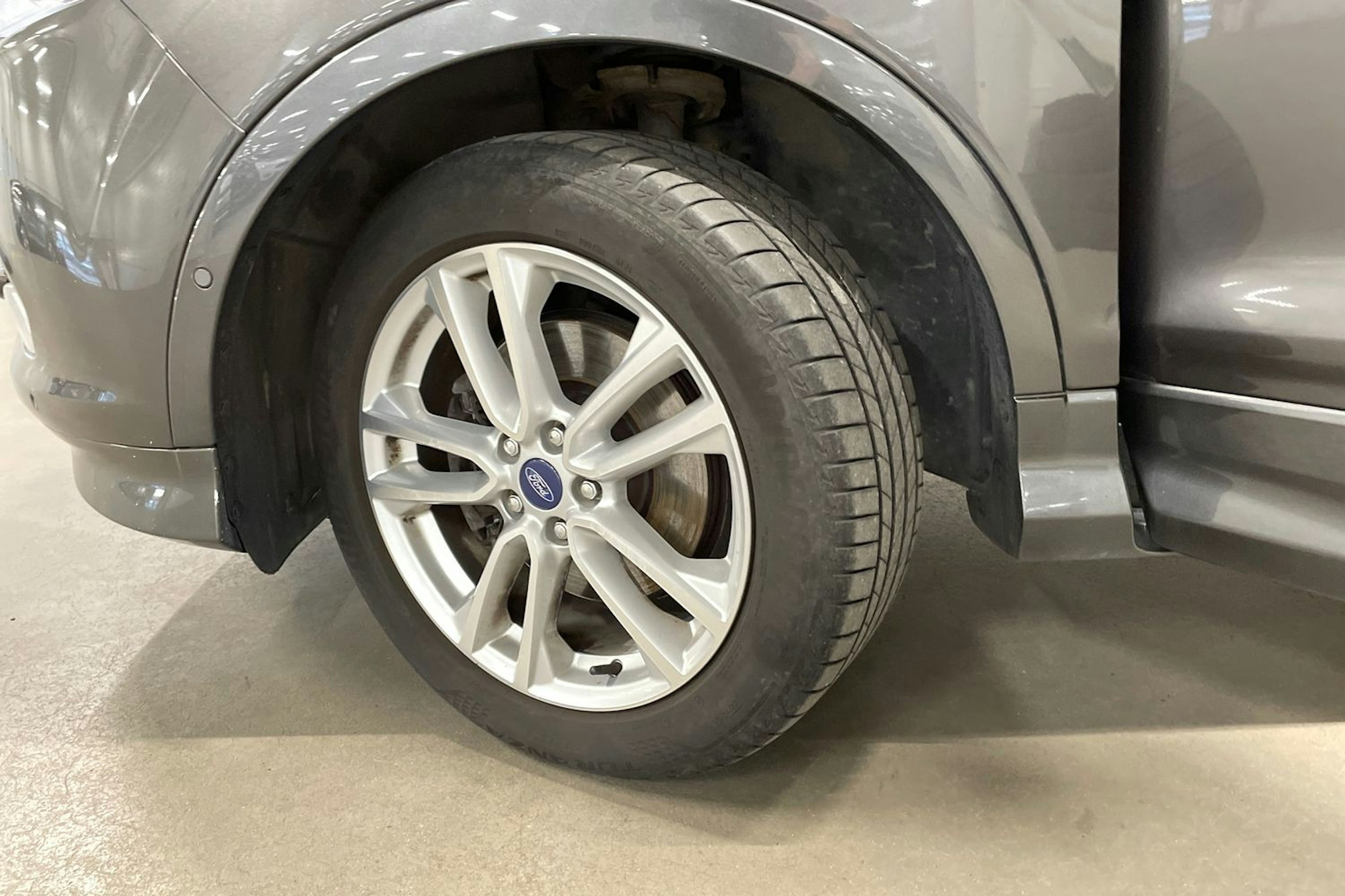 Harmaa Ford Kuga 2015 kuva 13.