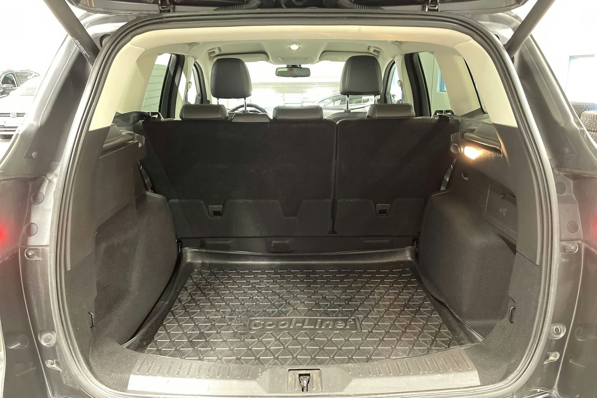 Harmaa Ford Kuga 2015 kuva 15.