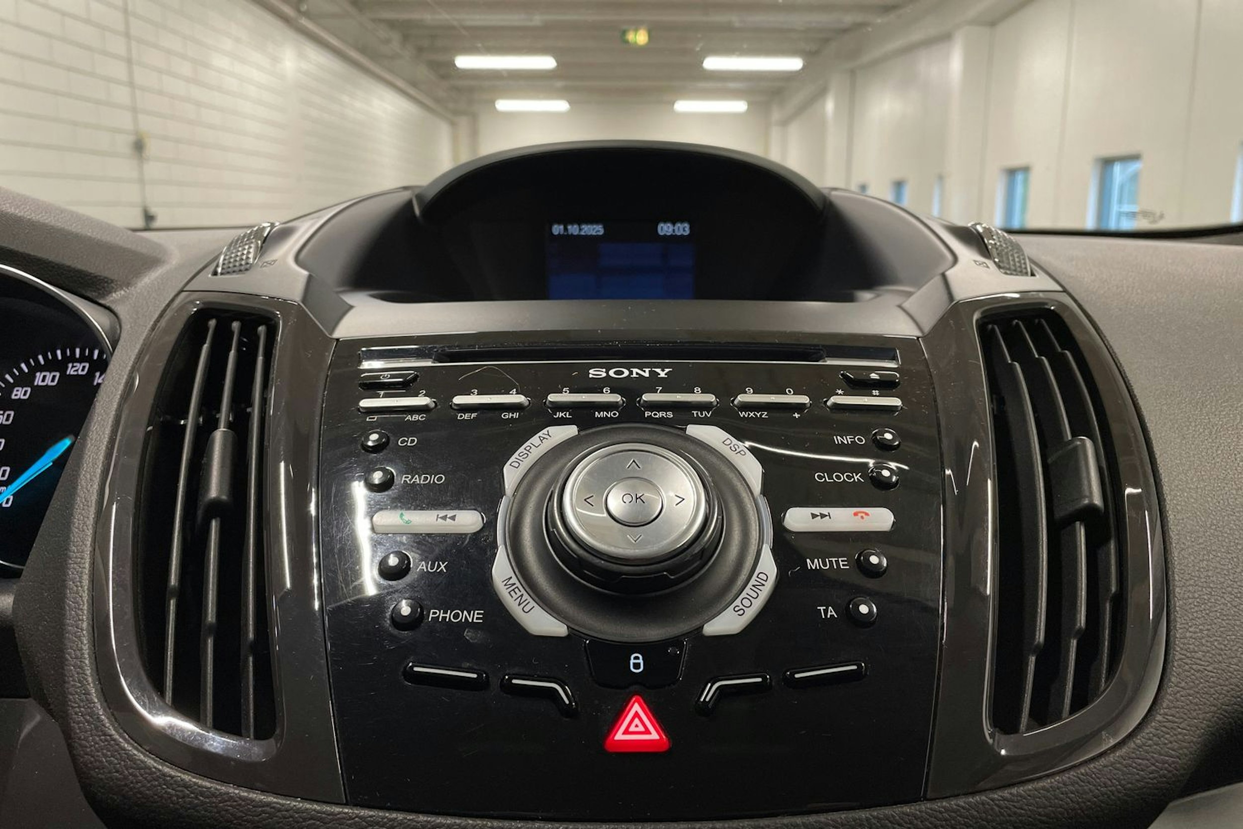 Harmaa Ford Kuga 2015 kuva 18.