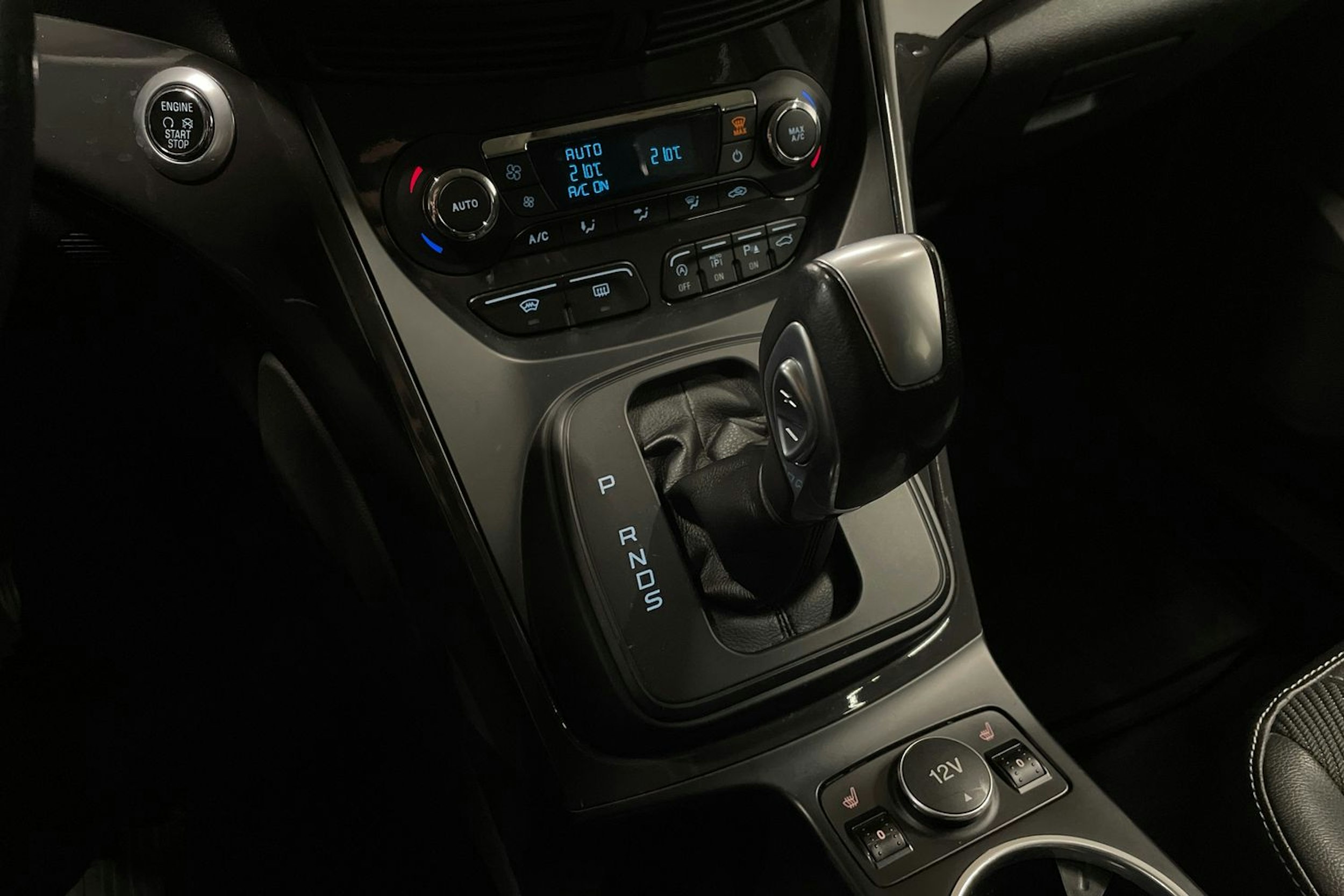 Harmaa Ford Kuga 2015 kuva 19.