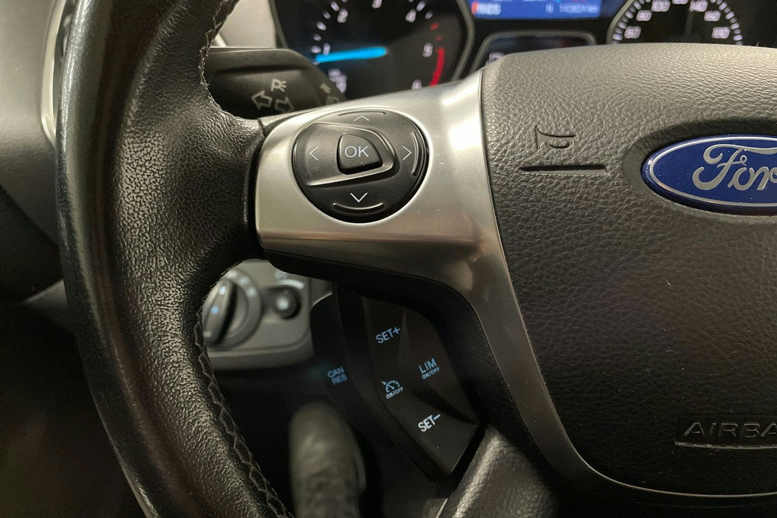 Harmaa Ford Kuga 2015 kuva 21.