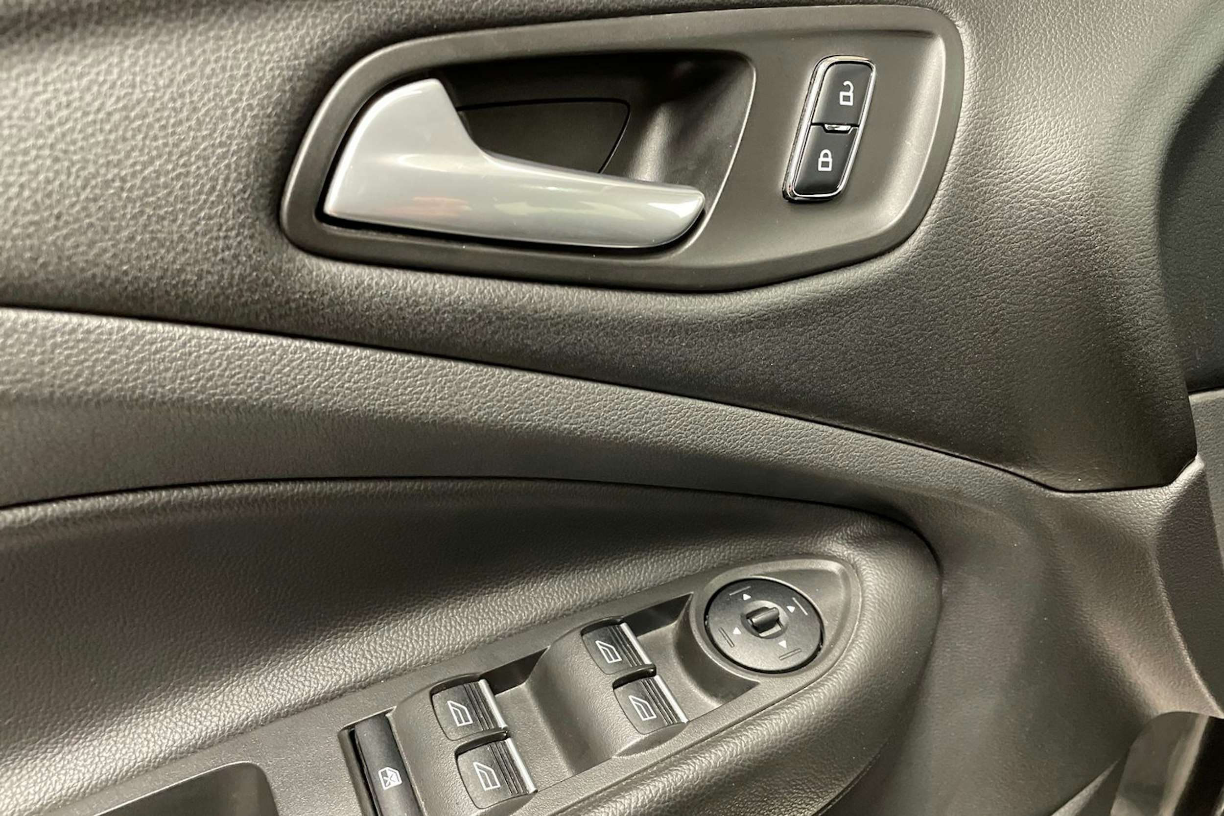 Harmaa Ford Kuga 2015 kuva 23.