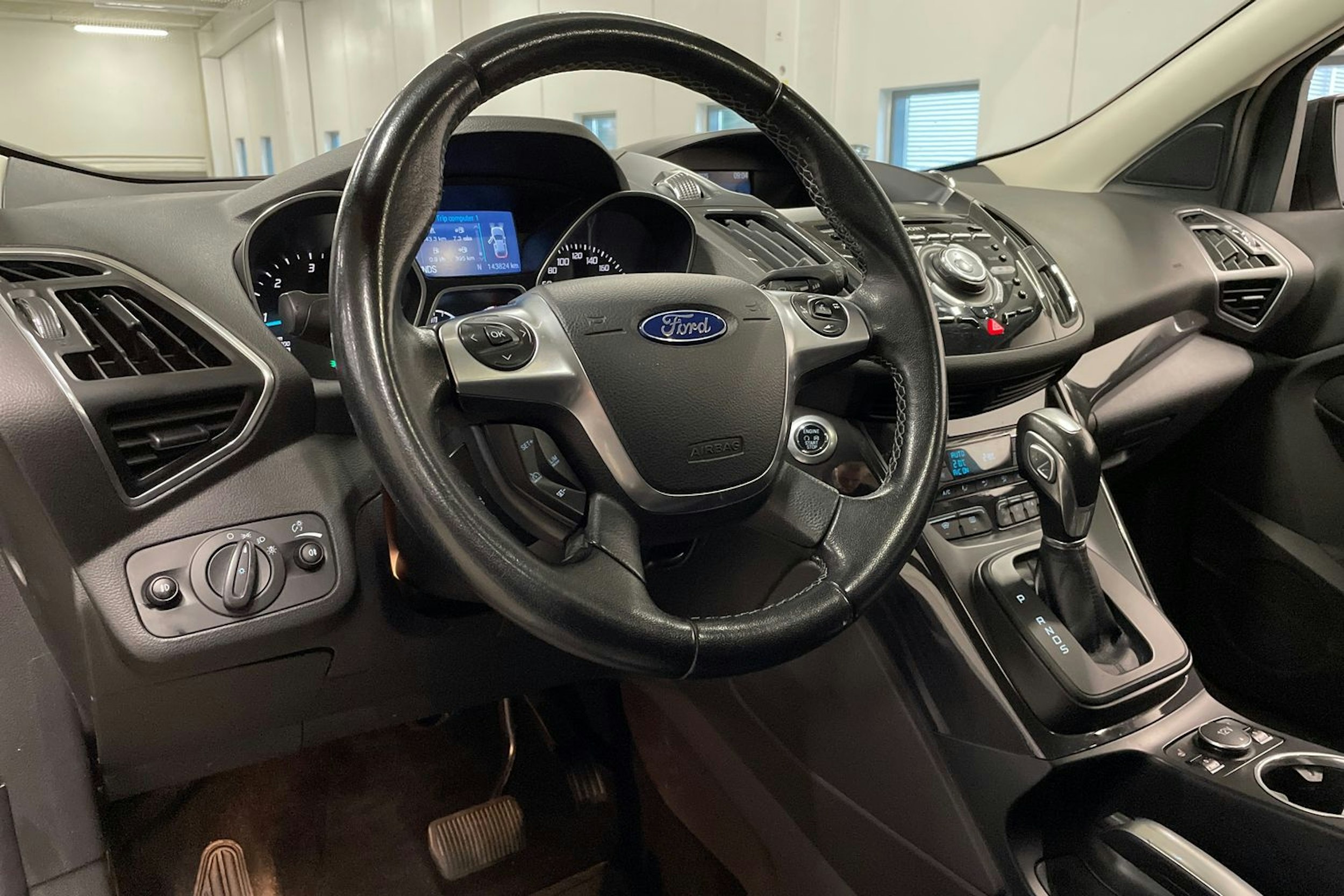 Harmaa Ford Kuga 2015 kuva 24.