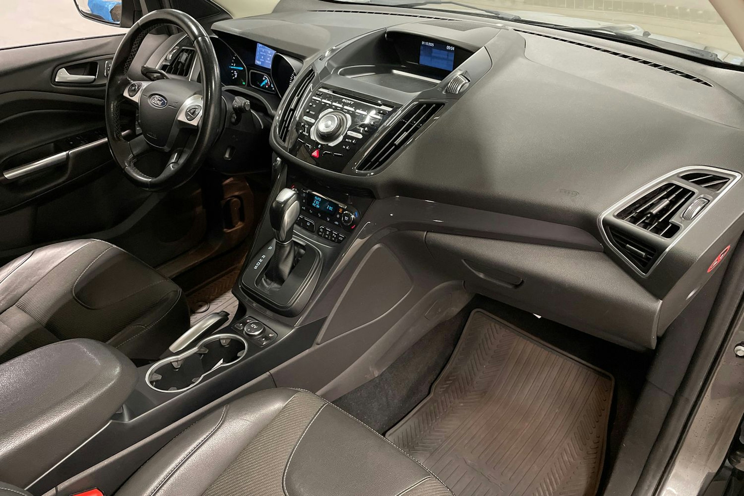 Harmaa Ford Kuga 2015 kuva 26.