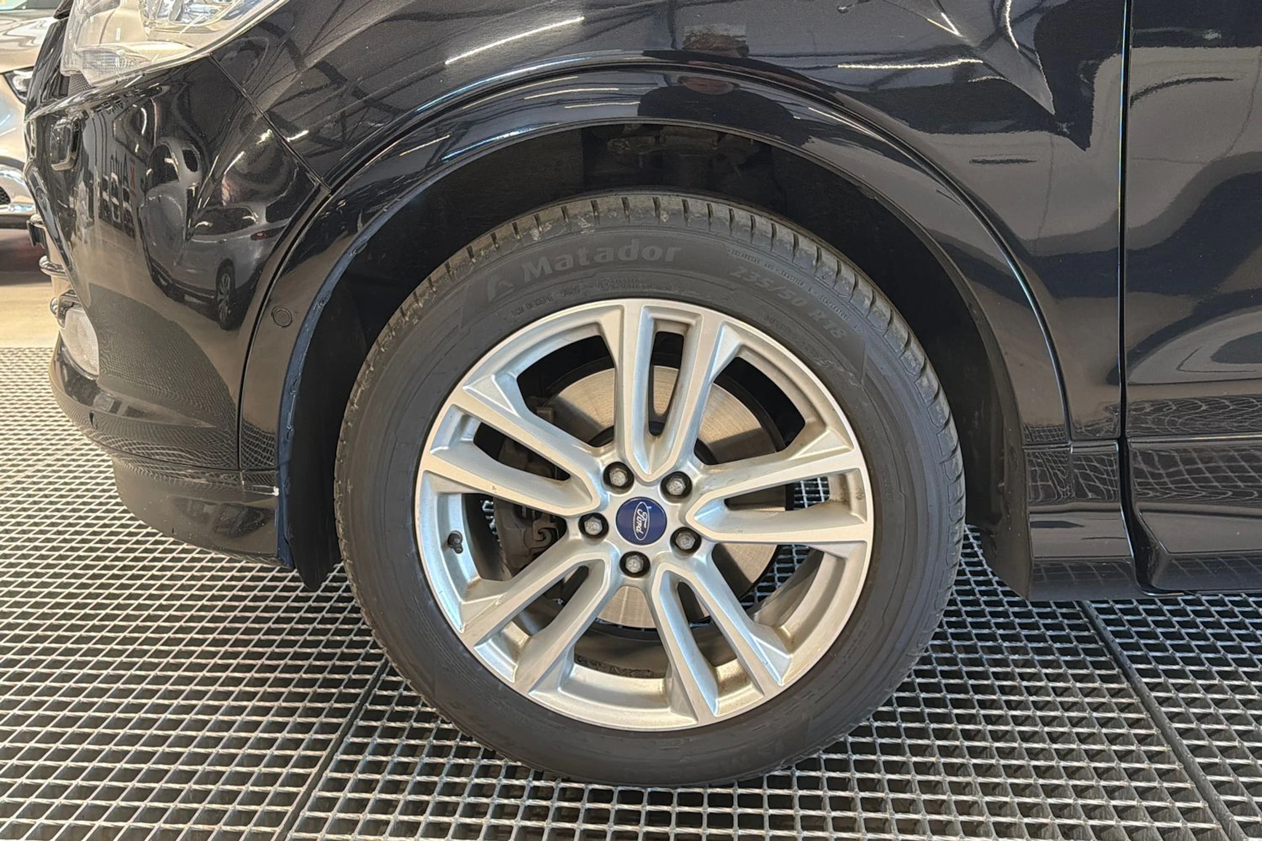 musta Ford Kuga 2016 kuva 4.