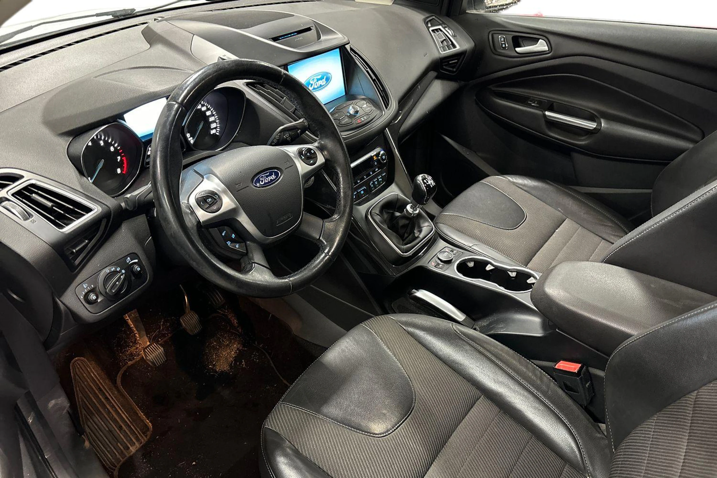 valkoinen Ford Kuga 2016 kuva 3.