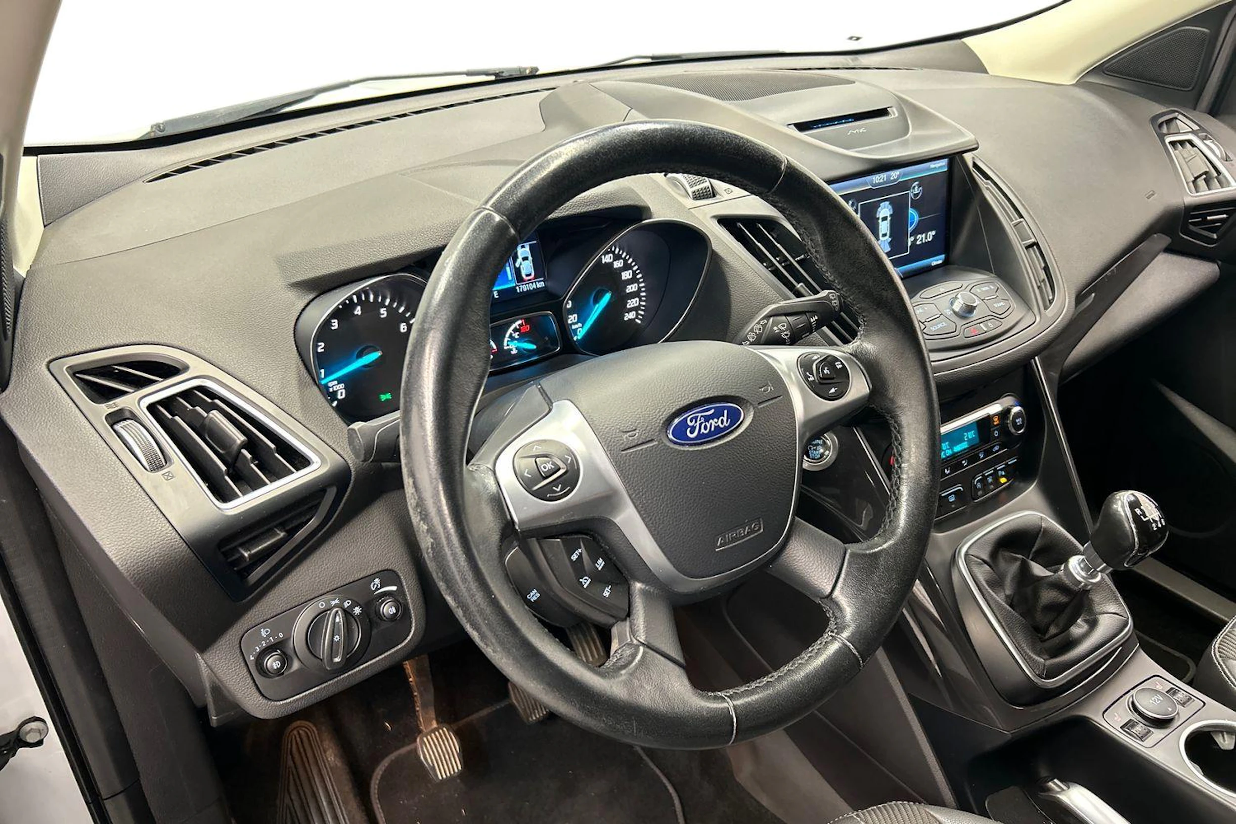 valkoinen Ford Kuga 2016 kuva 6.