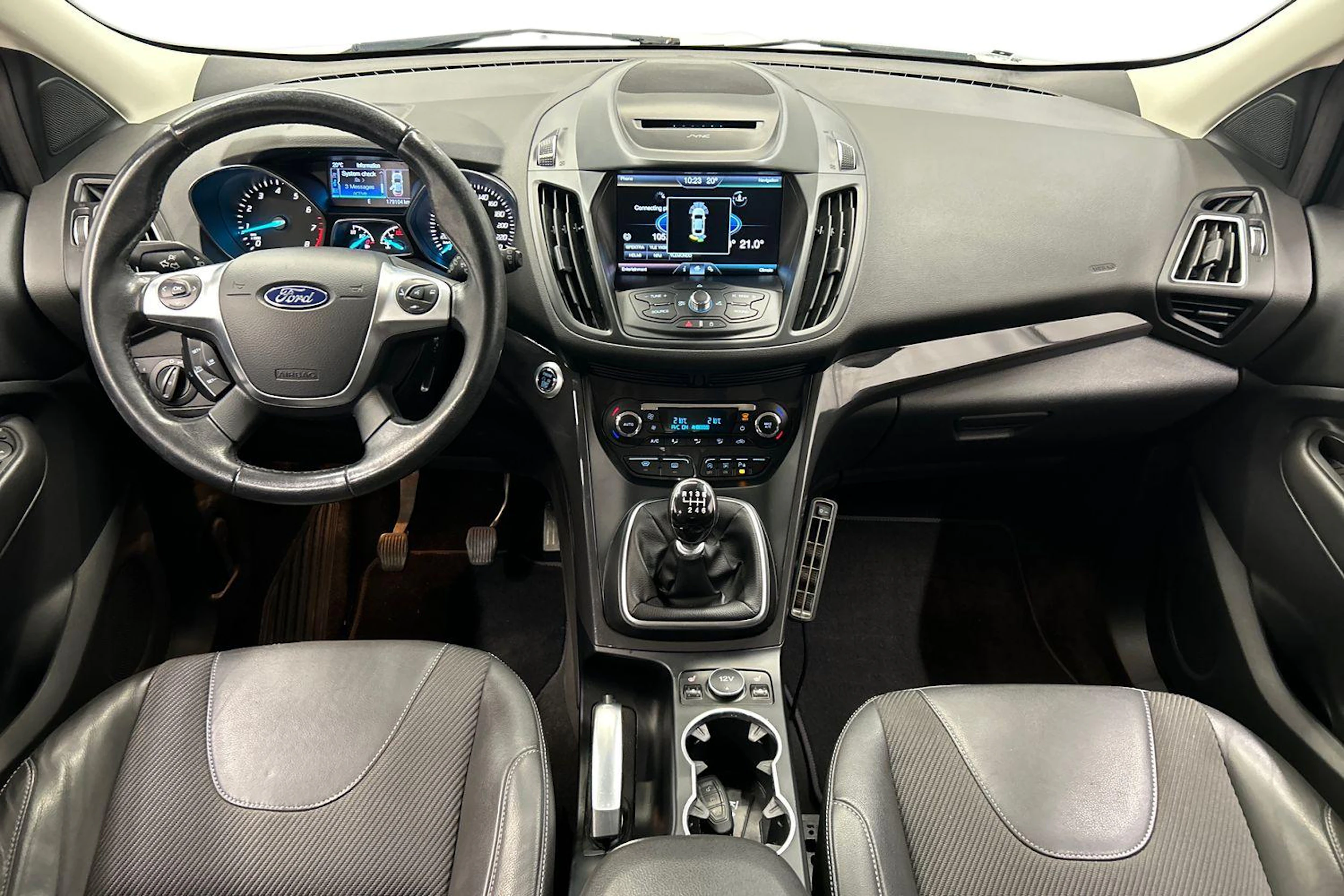 valkoinen Ford Kuga 2016 kuva 7.