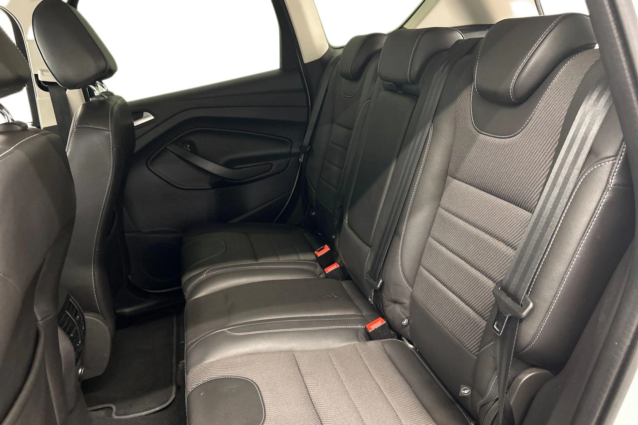 valkoinen Ford Kuga 2016 kuva 8.