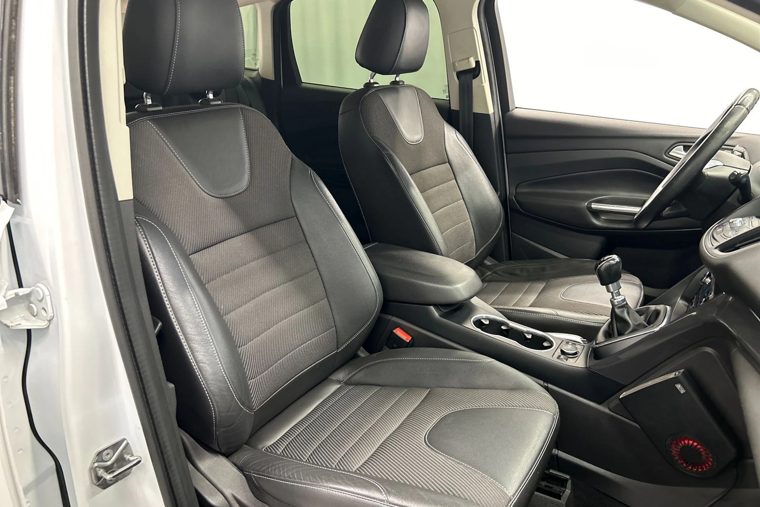 valkoinen Ford Kuga 2016 kuva 11.