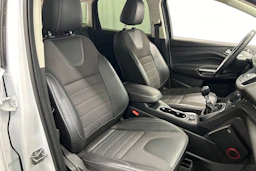 valkoinen Ford Kuga 2016 kuva 11.