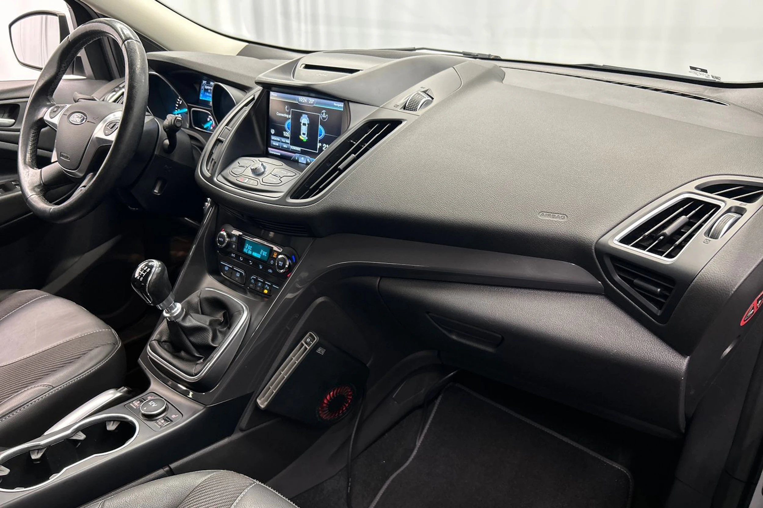 valkoinen Ford Kuga 2016 kuva 12.