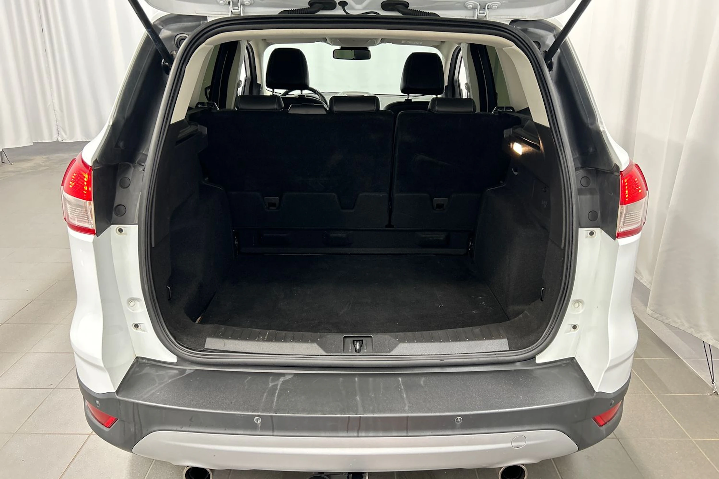 valkoinen Ford Kuga 2016 kuva 13.
