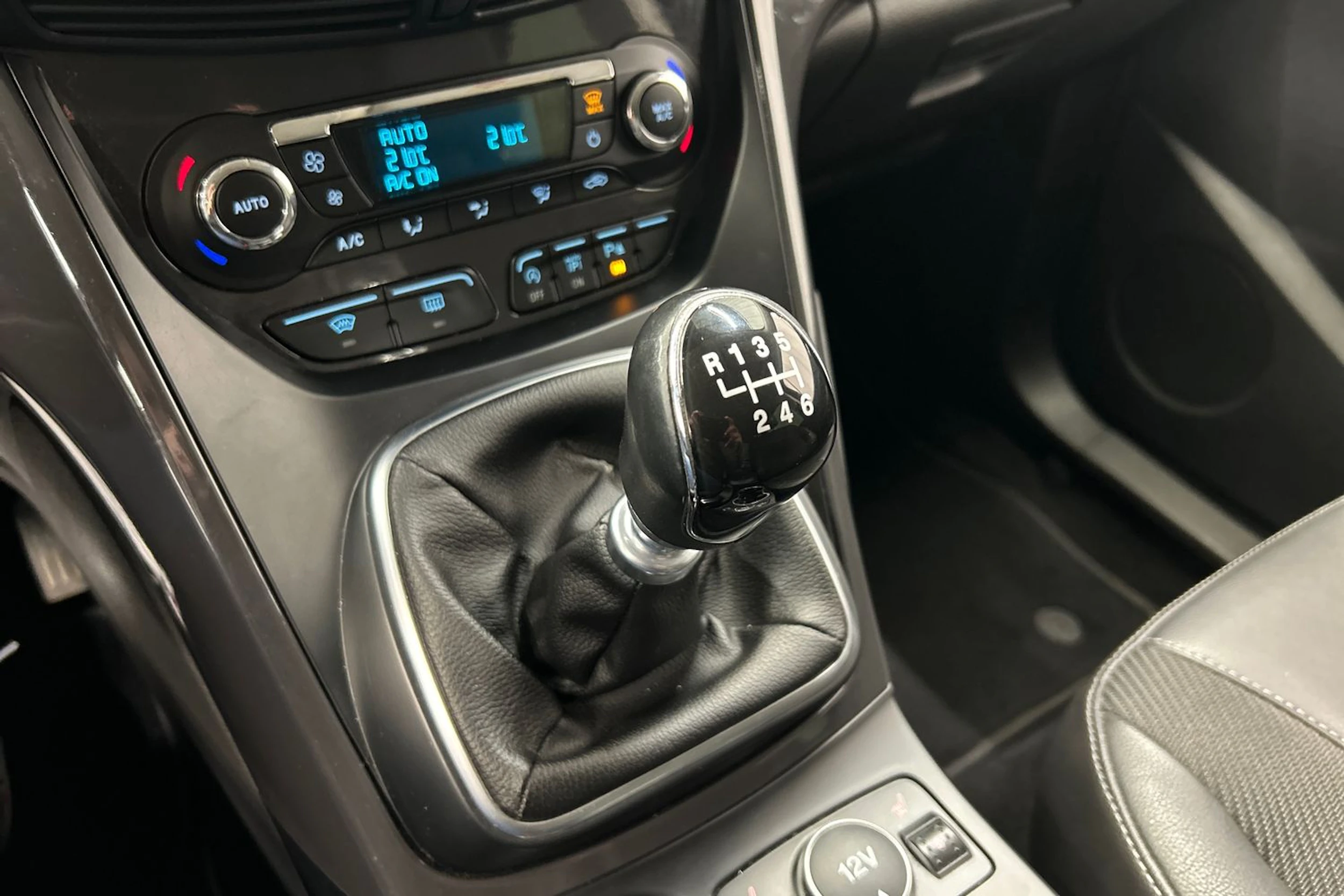 valkoinen Ford Kuga 2016 kuva 22.