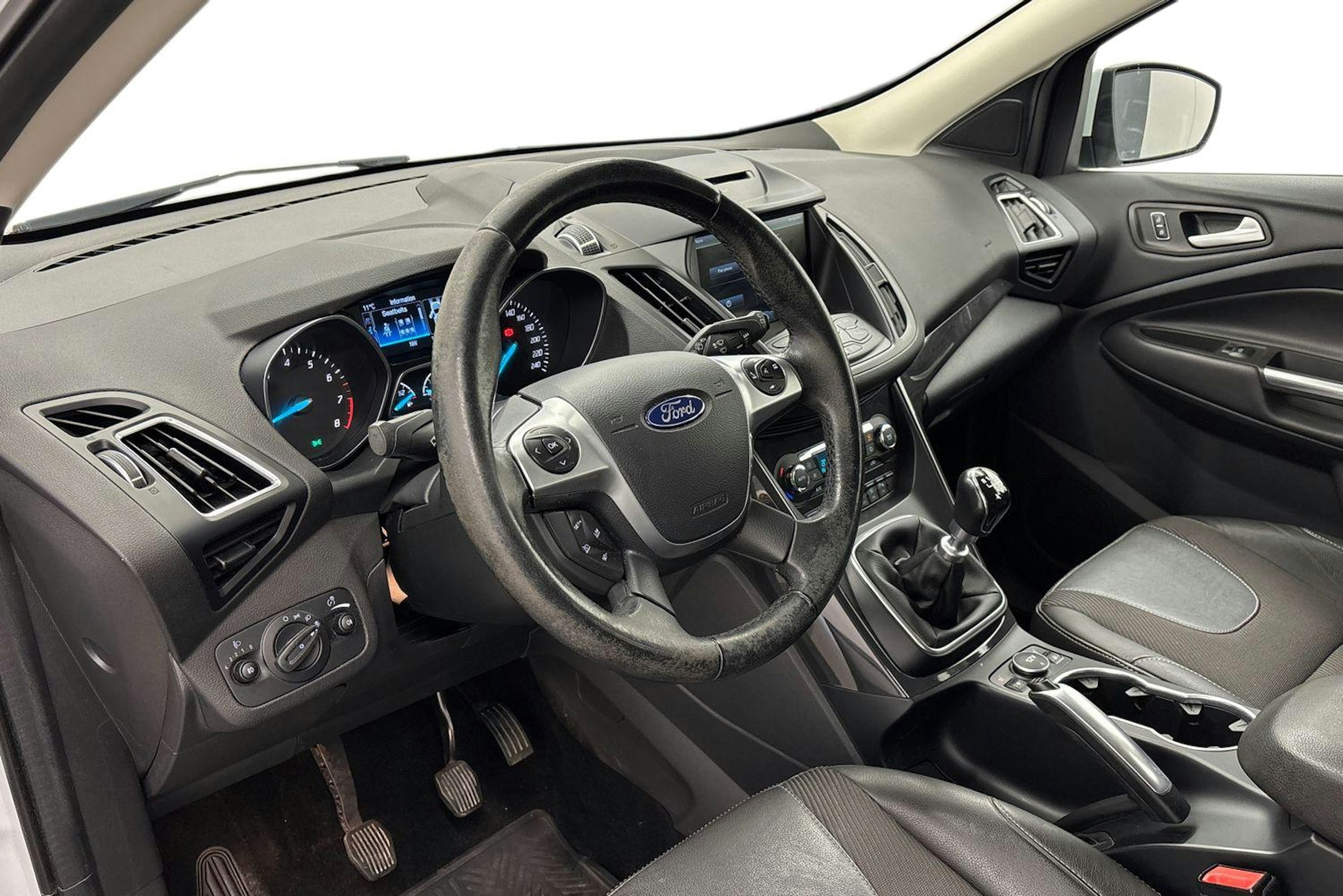 valkoinen Ford Kuga 2016 kuva 7.