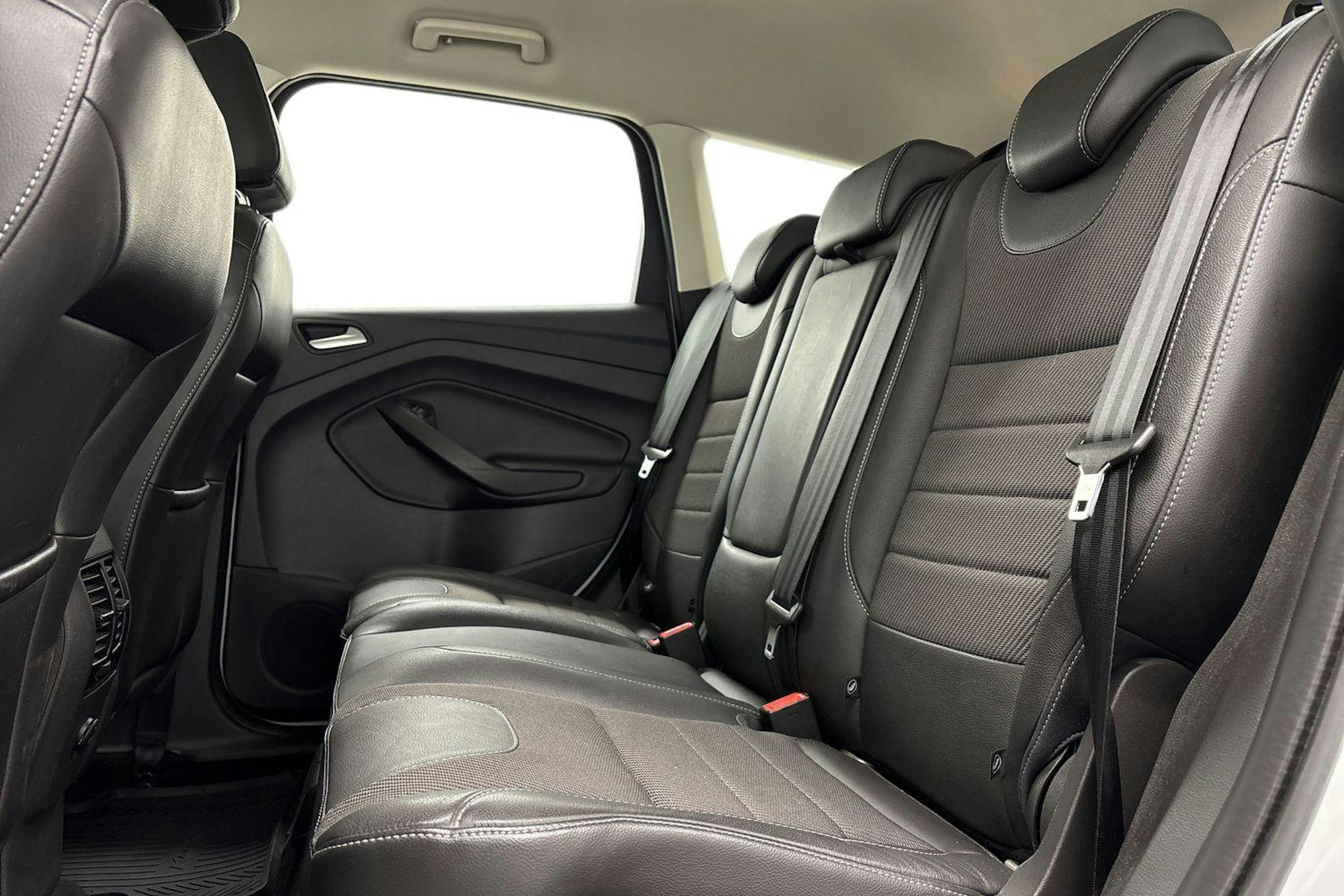 valkoinen Ford Kuga 2016 kuva 10.