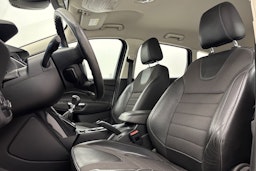valkoinen Ford Kuga 2016 kuva 14.